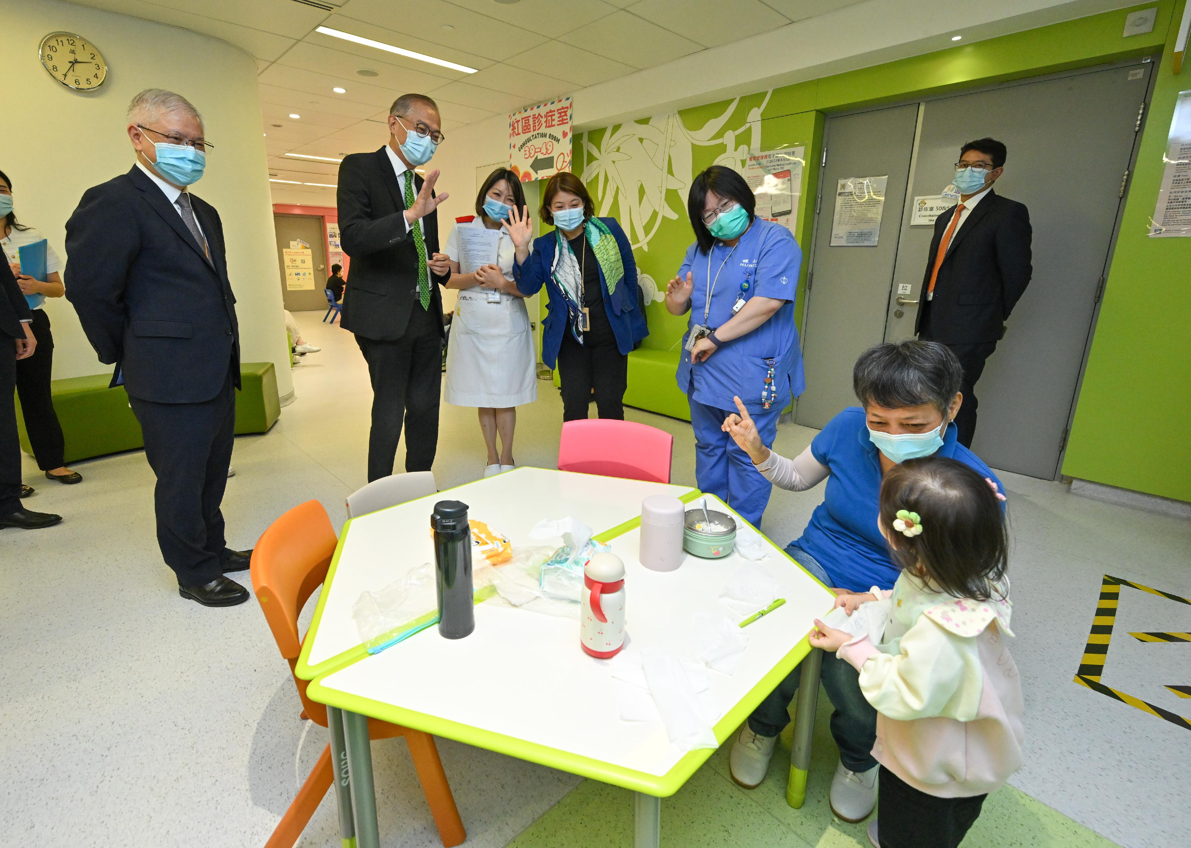 醫務衞生局局長盧寵茂教授(左二)今日(七月三日)在醫院管理局行政總裁李夏茵醫生(左四)和香港兒童醫院行政總監李子良醫生(左一)陪同下,參觀香港兒童醫院的專科門診。