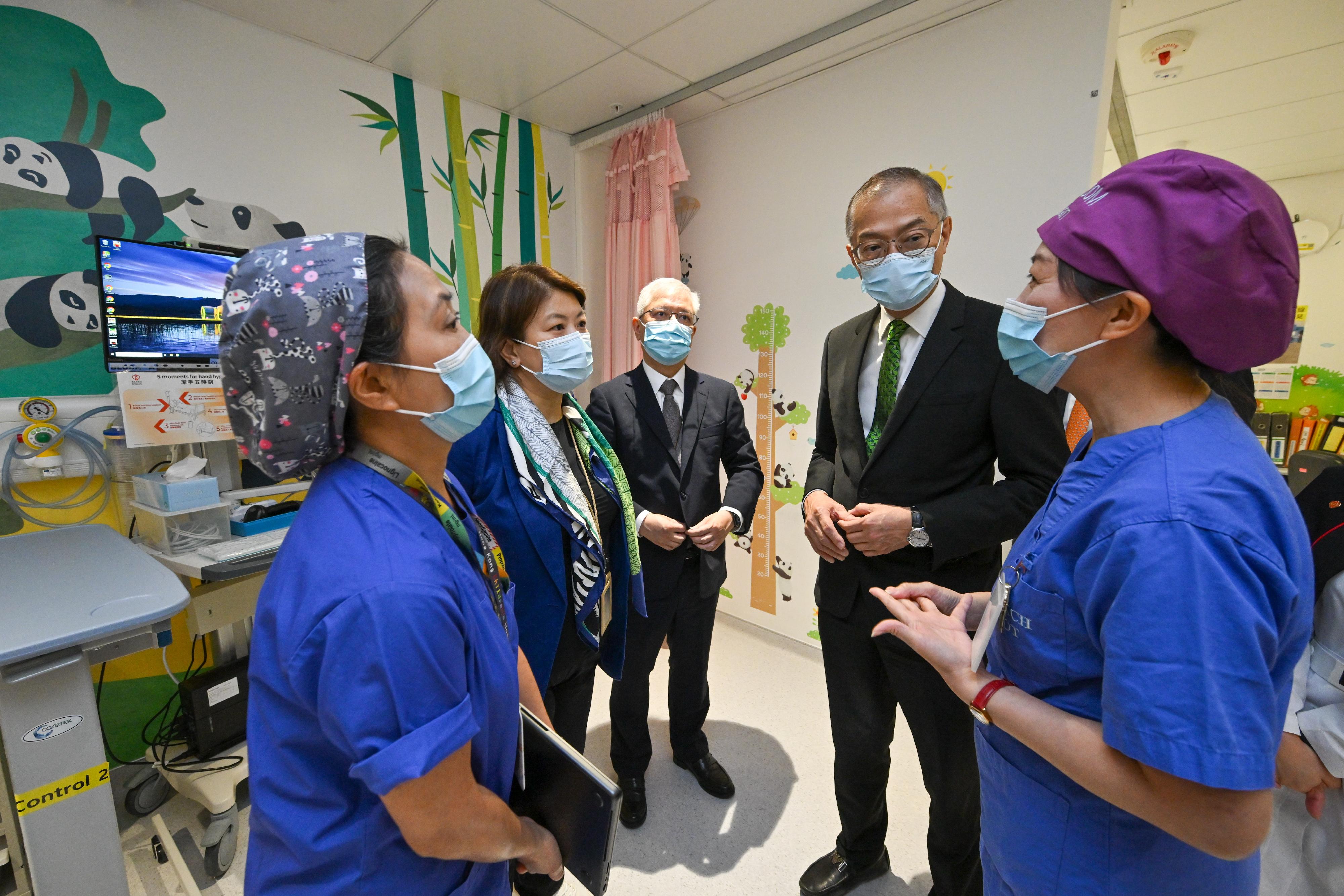 醫務衞生局局長盧寵茂教授(右二)今日(七月三日)到訪香港兒童醫院,並在手術室與醫護人員交流。旁為醫院管理局行政總裁李夏茵醫生(左二)和香港兒童醫院行政總監李子良醫生(左三)。