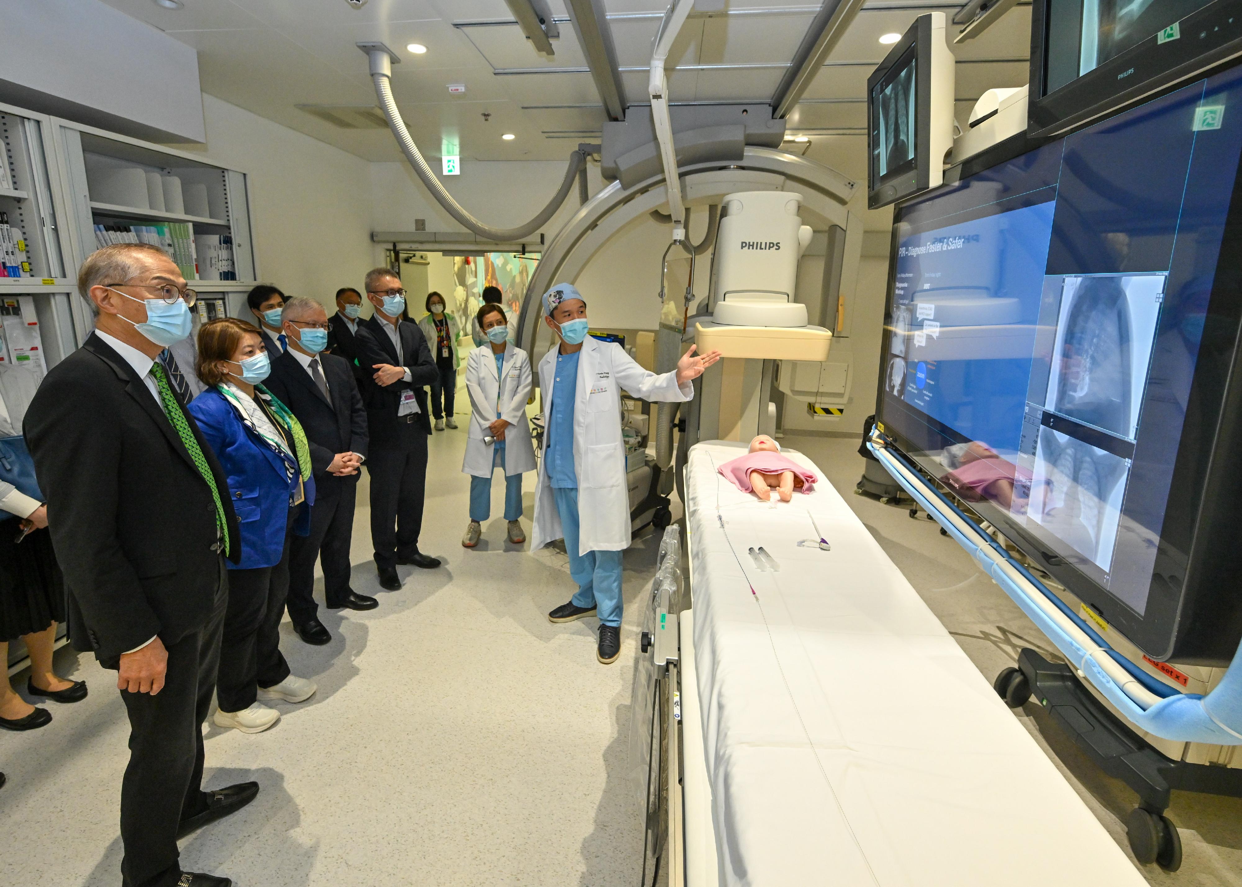 The Secretary for Health, Professor Lo Chung-mau (first left), visits the Hong Kong Children's Hospital (HKCH) today (July 3), and is briefed on the imaging of paediatric cases by a healthcare personnel of the Department of Radiology. Looking on are the Chief Executive of the Hospital Authority (HA), Dr Libby Lee (second left); the Cluster Chief Executive of Kowloon Central of the HA, Dr Eric Cheung (fourth left); and the Hospital Chief Executive of the HKCH, Dr Lee Tsz-leung (third left).