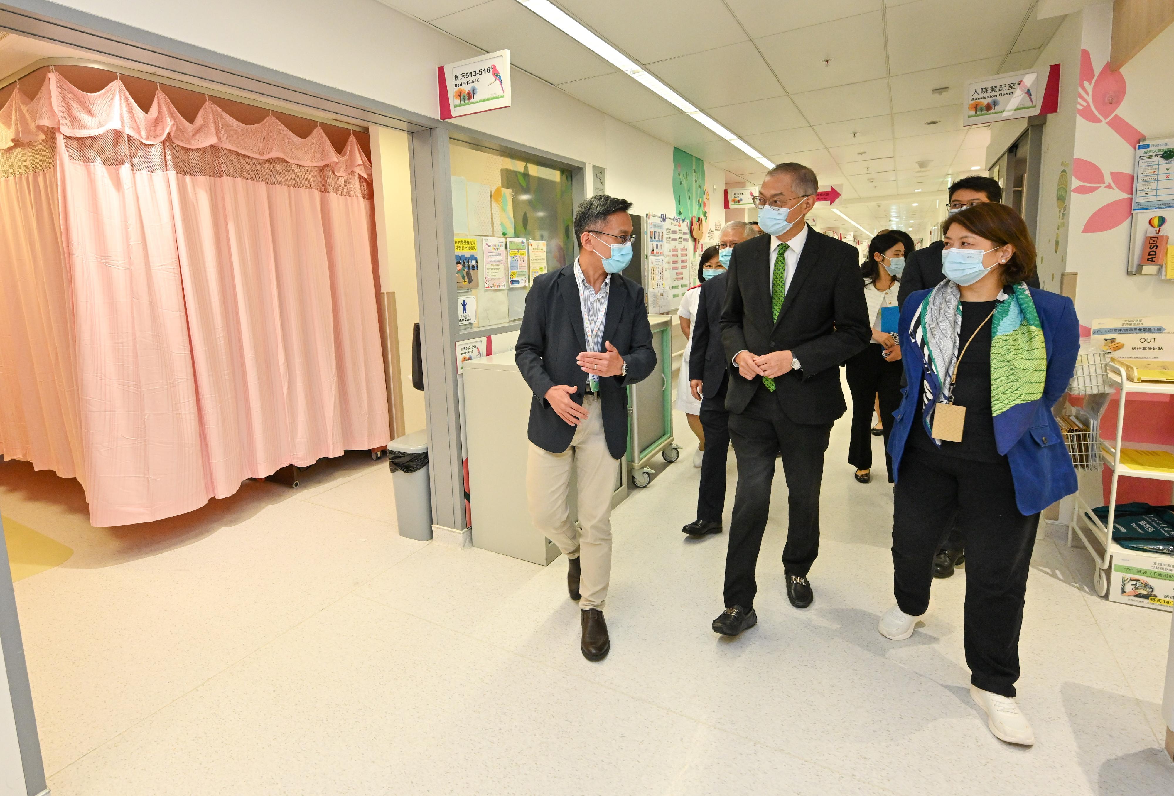 The Secretary for Health, Professor Lo Chung-mau (centre), accompanied by the Chief Executive of the Hospital Authority, Dr Libby Lee (right), visits the Oncology ward of the Hong Kong Children's Hospital today (July 3).