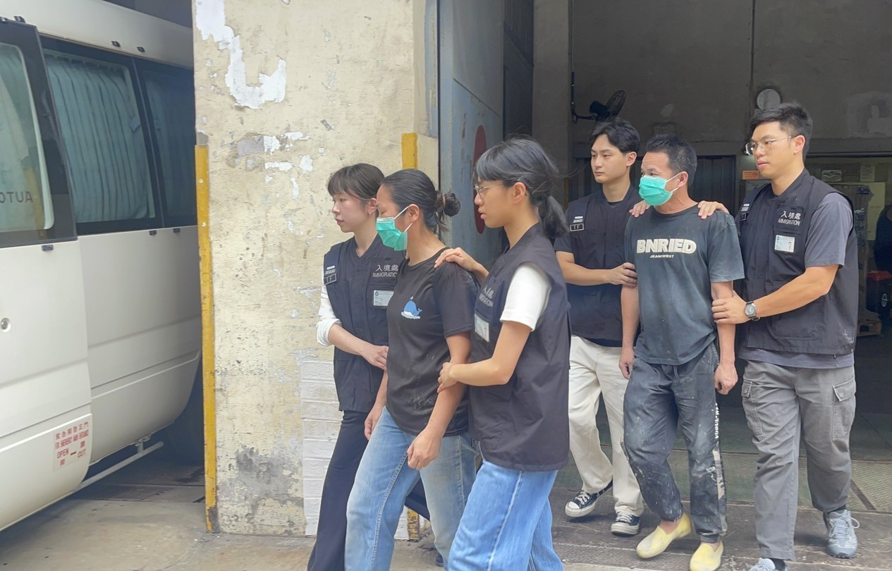 入境事務處於六月二十六日至昨日（七月二日）在全港多區展開反非法勞工行動。圖示懷疑非法勞工在行動中被捕。