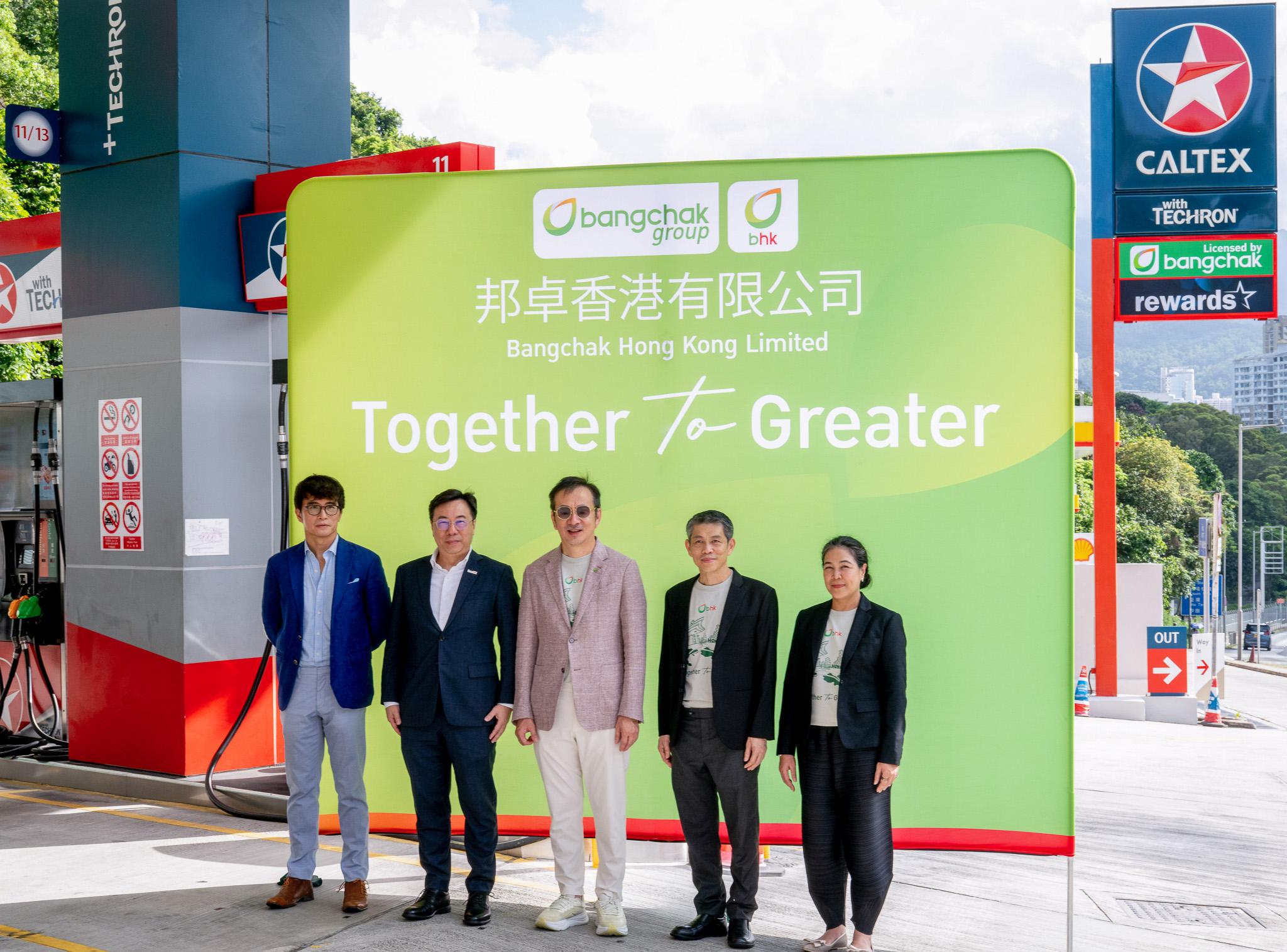 投資推廣署今日(七月三日)歡迎泰國能源龍頭邦卓集團股份有限公司在香港開展其燃油業務,彰顯集團對本港的長遠承諾,亦確立香港作為其區域能源貿易樞紐的重要地位。圖示投資推廣署助理署長劉智元(左二)、邦卓集團股份有限公司集團首席執行官兼總裁Chaiwat Kovavisarach(中)、邦卓集團股份有限公司集團市場業務部資深執行副總裁Seri Anupantanan(右二)、邦卓香港有限公司董事總經理Jirapun Paowarut(右一)和投資推廣署運輸及物流/工業總裁王國藩(左一)。