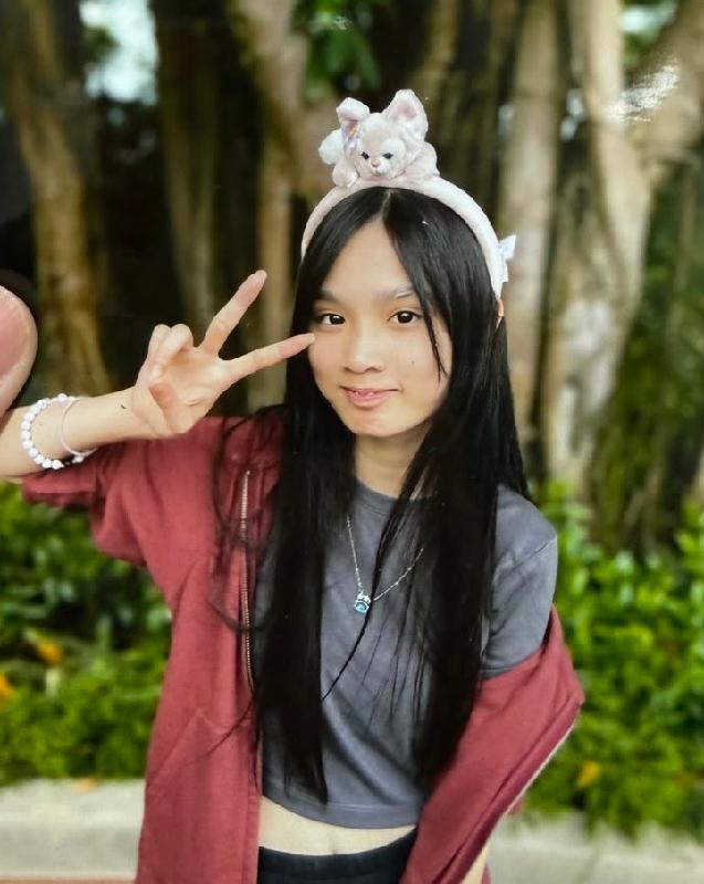 Shi Wing-yi, aged 18, is about 1.62 metres tall, about 43 kilograms in weight and of thin build. She has a pointed face with yellow complexion and long black straight hair. She was last seen wearing a white long-sleeved jacket, white shirt, white shorts and white sneakers.