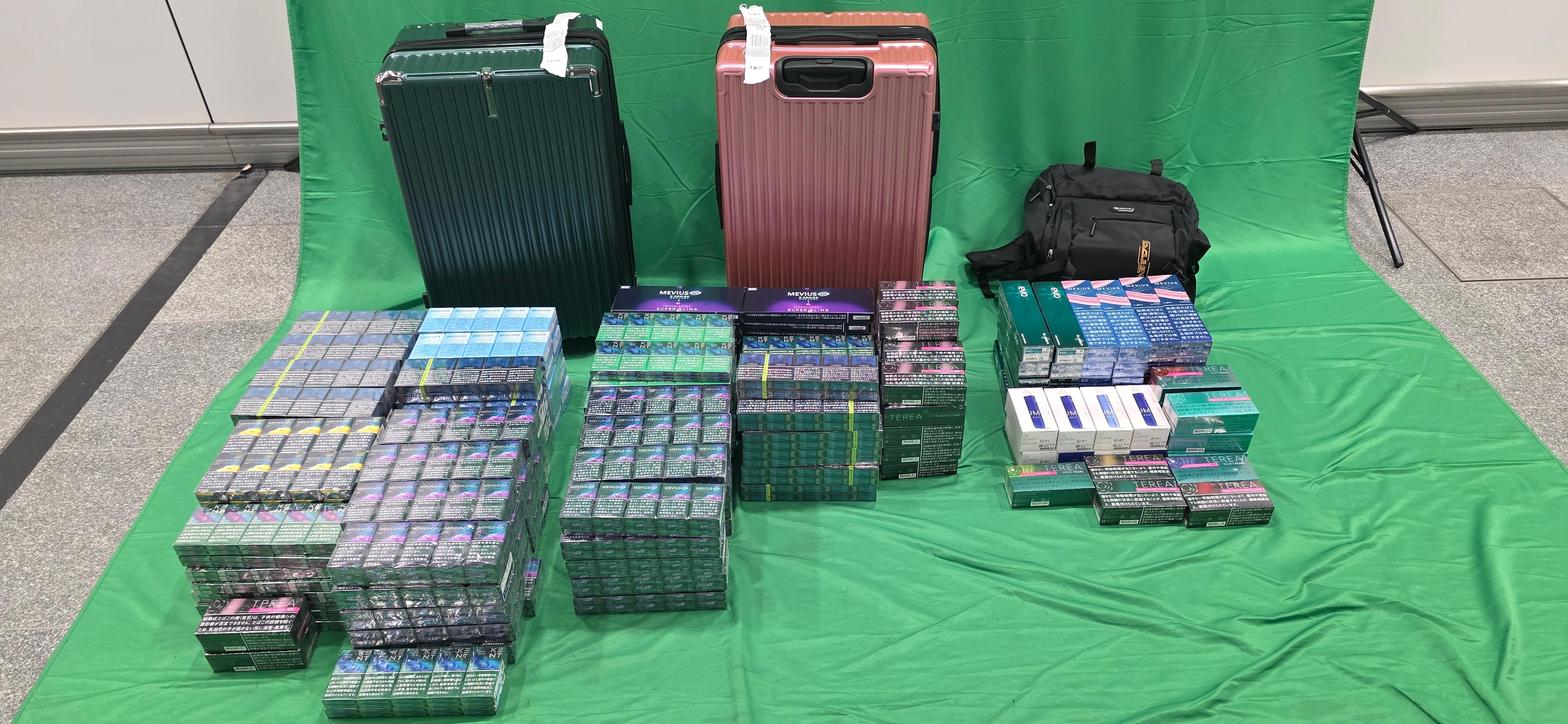 一名入境中國籍男旅客因進口未完稅香煙、未有向海關人員作出申報,以及進口另類吸煙產品,違反《應課稅品條例》和《進出口條例》,於今日(七月三日)在西九龍裁判法院被判處監禁六個月及罰款五百元。圖示檢獲的未完稅香煙和另類吸煙產品。