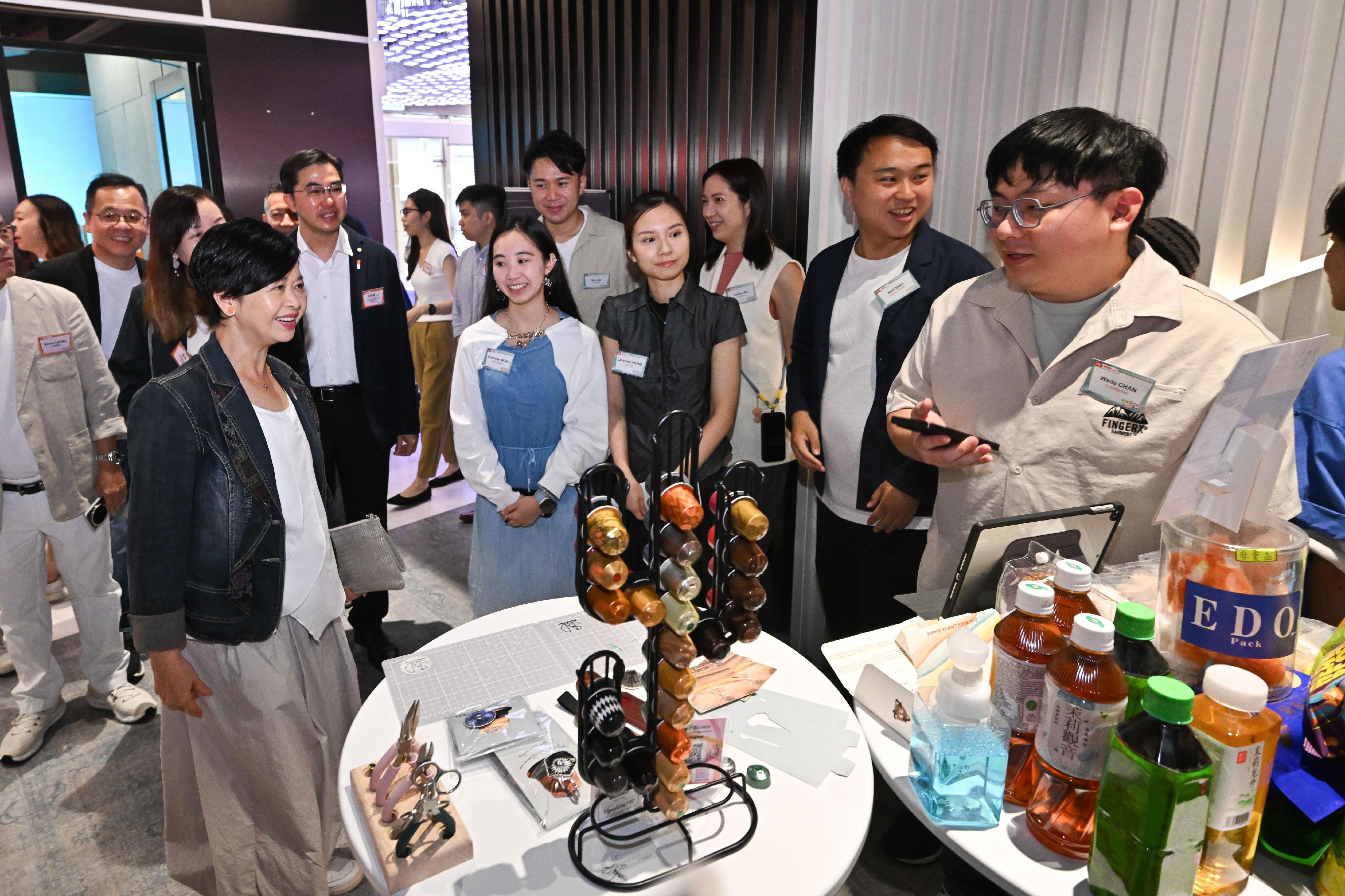 香港房屋委員會(房委會)今日(七月四日)舉辦「共築・創業家2.0」創業2-gather Fun享會。圖示房屋局局長兼房委會主席何永賢(左)參觀現場展示的創意產品。
