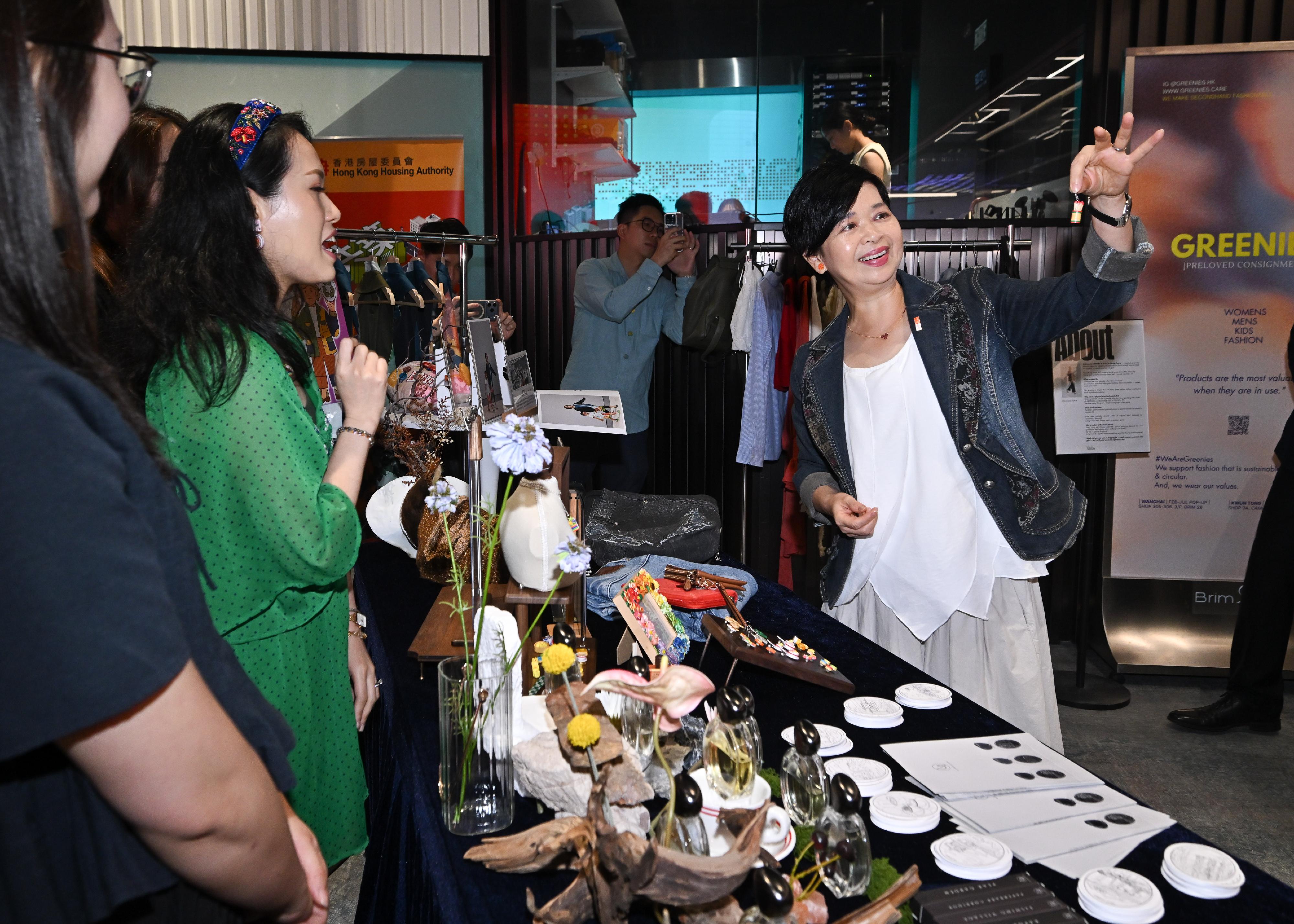 香港房屋委員會(房委會)今日(七月四日)舉辦「共築・創業家2.0」創業2-gather Fun享會。圖示房屋局局長兼房委會主席何永賢(右)參觀現場展示的創意產品。