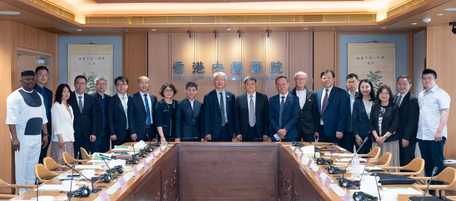 草藥與西藥相互作用國際聯席籌備委員會今日(七月四日)在香港中醫藥與結合醫學國際會議上宣布成立,並舉行首次會議。