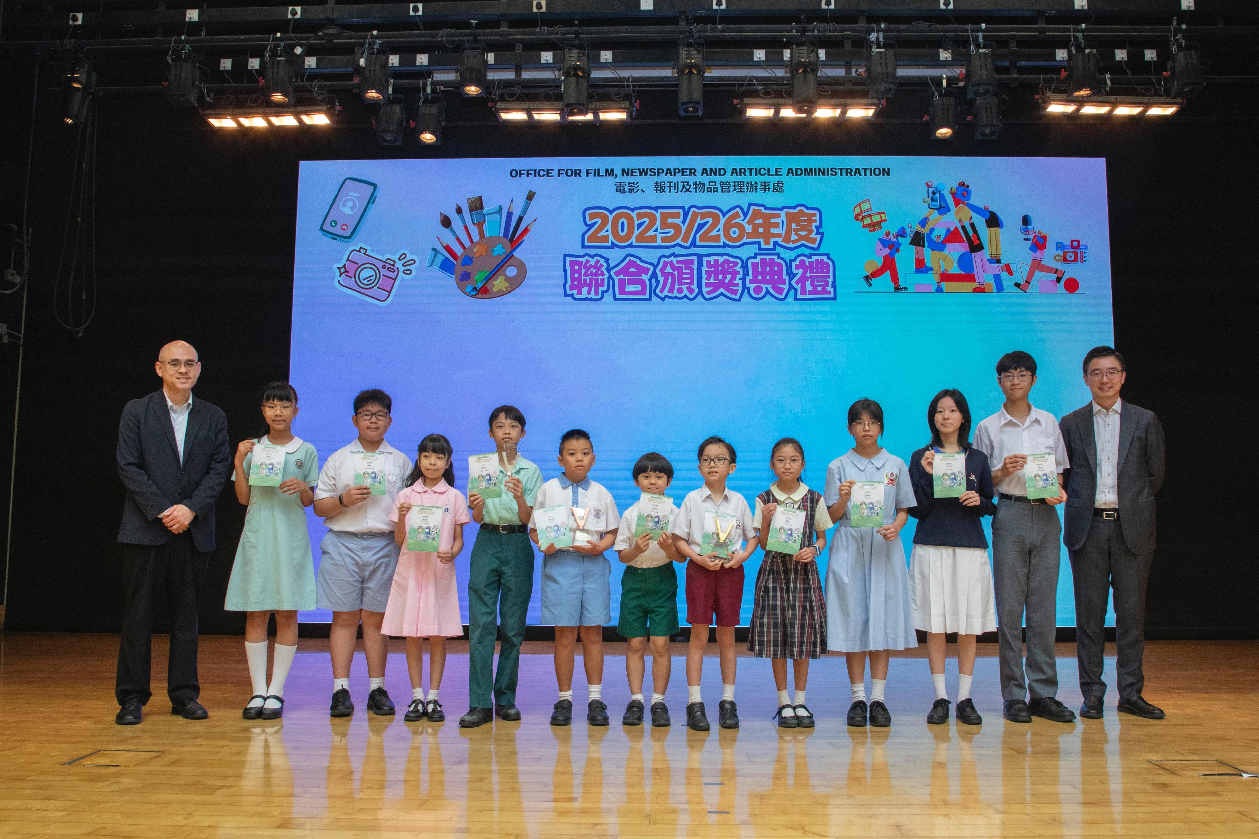 電影、報刊及物品管理辦事處今日(七月四日)就「健康學生短片大賽2026」、「《淫褻及不雅物品管制條例》口號創作及填色比賽 2025-26」及「健康貼圖設計大賽」舉行頒獎典禮。圖示「《淫褻及不雅物品管制條例》口號創作及填色比賽2025-26」得獎者與嘉賓合照。