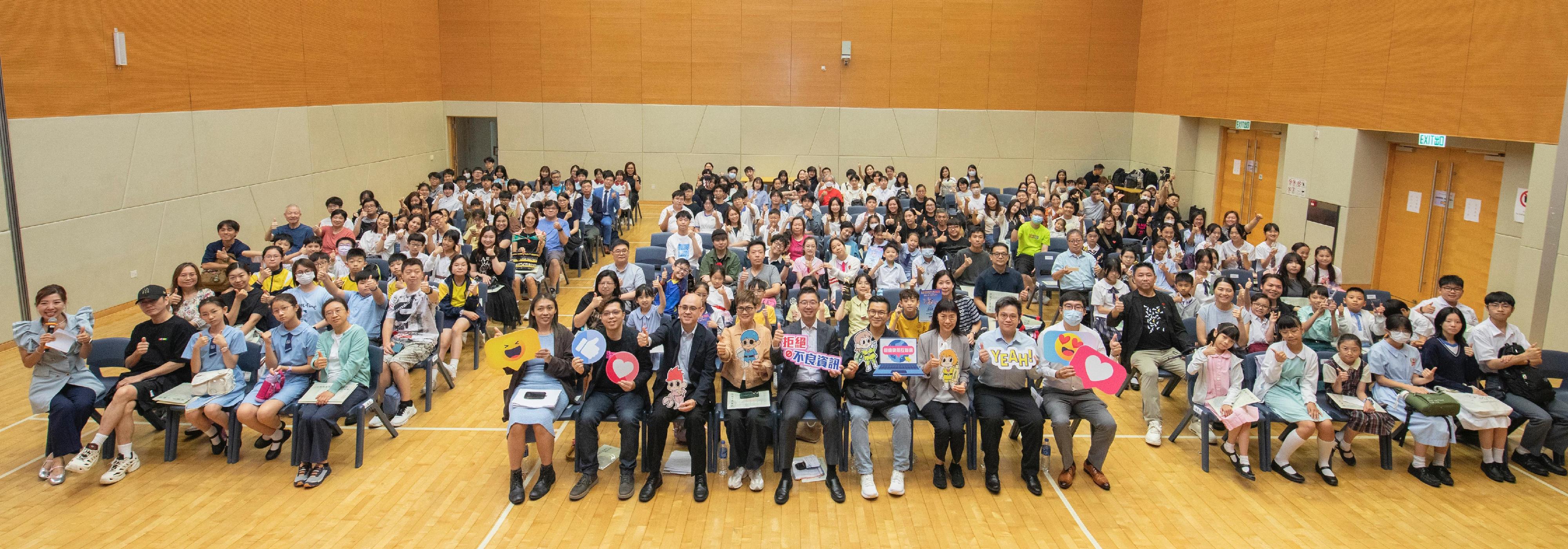 The Office for Film, Newspaper and Article Administration held the prize presentation ceremony for the "Healthy Student Video Contest 2026", the "'Control of Obscene and Indecent Articles Ordinance' Slogan and Colouring Competition 2025-26" and the "Healthy Mobile App Sticker Design Competition" today (July 4). Photo shows the guests with the winners.