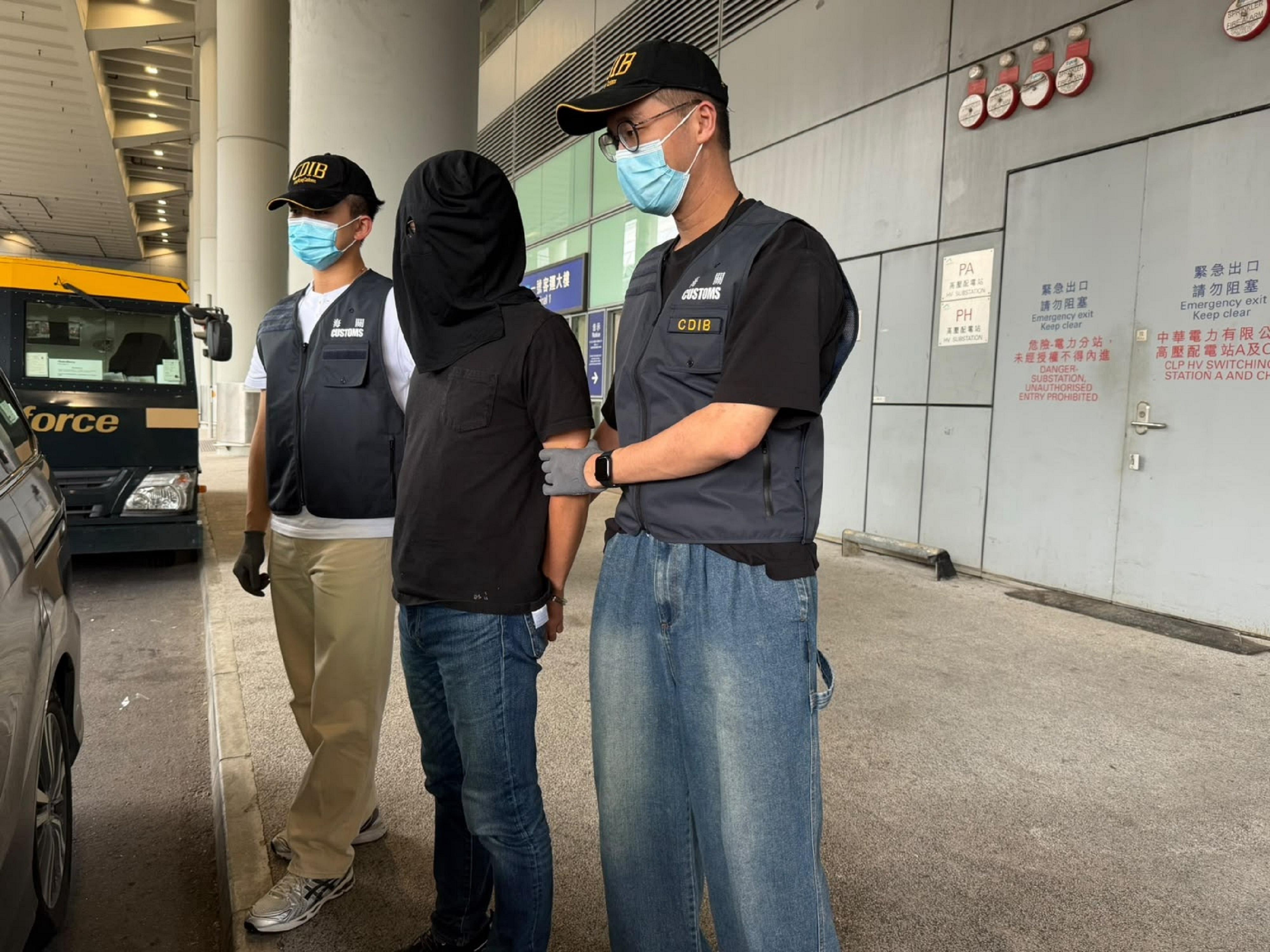 Hong Kong Customs detected a drug trafficking case involving baggage concealment at Hong Kong International Airport on July 3 and seized about 22 kilograms of suspected cannabis buds with an estimated market value of about $4 million. Photo shows the arrested person in the case.