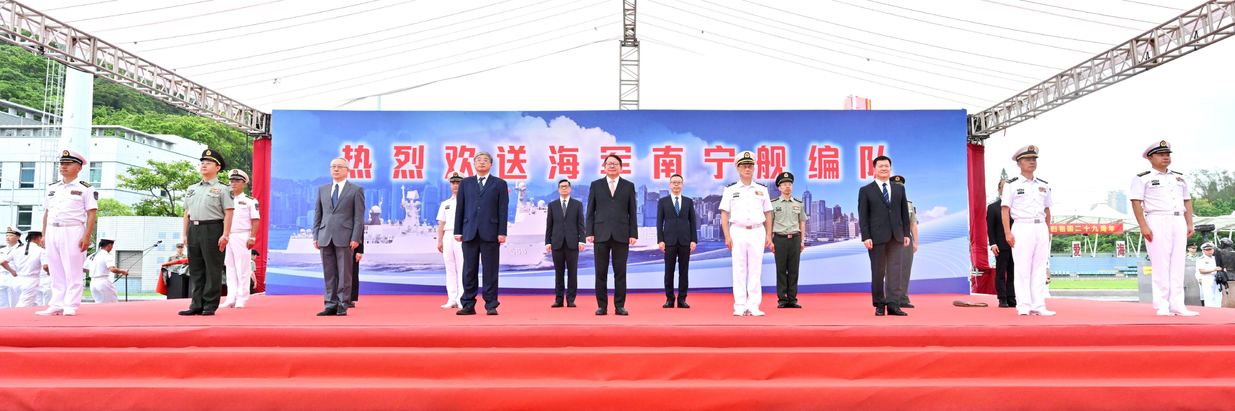 政務司司長陳國基今日(七月六日)上午在昂船洲軍營出席中國人民解放軍海軍南寧艦編隊離港歡送儀式。圖示(第一排左一起)中國人民解放軍海軍南寧艦編隊指揮員周智峰海軍大校、中國人民解放軍駐香港部隊參謀長封凱元少將、外交部駐香港特別行政區特派員公署副特派員李永勝、中央人民政府駐香港特別行政區聯絡辦公室副主任羅永綱、陳國基、中國人民解放軍駐香港部隊政治委員賴如鑫海軍少將、中央人民政府駐香港特別行政區維護國家安全公署副署長陳楓、中國人民解放軍南部戰區海軍政治工作部副主任嚴烈少將、中國人民解放軍海軍南寧艦編隊指揮員劉陽海軍大校及其他代表出席儀式。