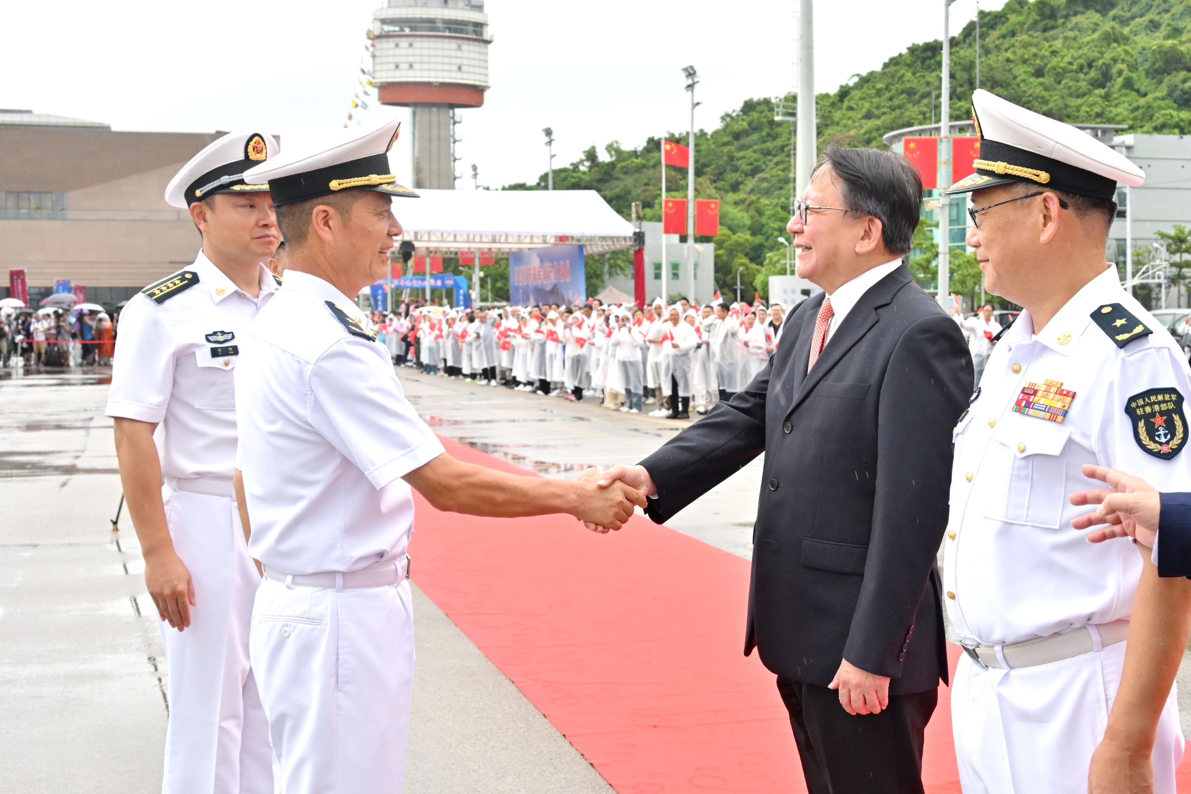 政務司司長陳國基今日(七月六日)上午在昂船洲軍營出席中國人民解放軍海軍南寧艦編隊離港歡送儀式。圖示陳國基(右二)向中國人民解放軍南部戰區海軍政治工作部副主任嚴烈少將(左二)道別。