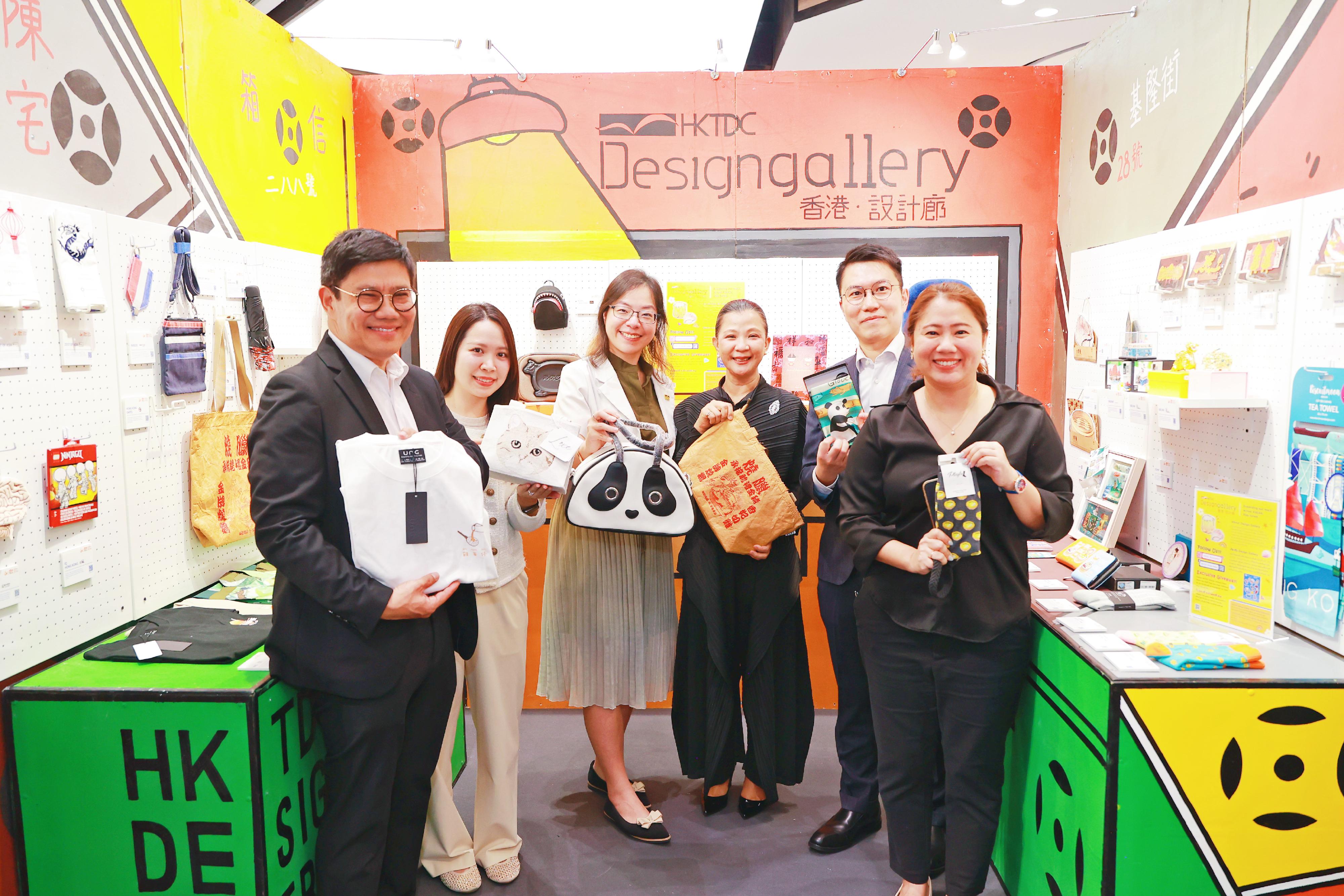 The Hong Kong Economic and Trade Office in Bangkok (Bangkok ETO) opened the "A Date in Hong Kong" exhibition in Bangkok, Thailand, on July 3 and partnered with the Hong Kong Trade Development Council (HKTDC) to showcase over 50 innovative products created by Hong Kong’s design talent. Photo shows the Director of the Bangkok ETO, Mr Parson Lam (second right); the Deputy Director of the Culture, Sports and Tourism Department of the Bangkok Metropolitan Administration, Ms Rujira Arin (third right); the Director of Thailand and South Asia of the HKTDC, Ms Vian Cheung (third left); and the Manager, Trade Marketing – Thailand, Hong Kong Tourism Board, Mr Pote Sakuntalak (first left).