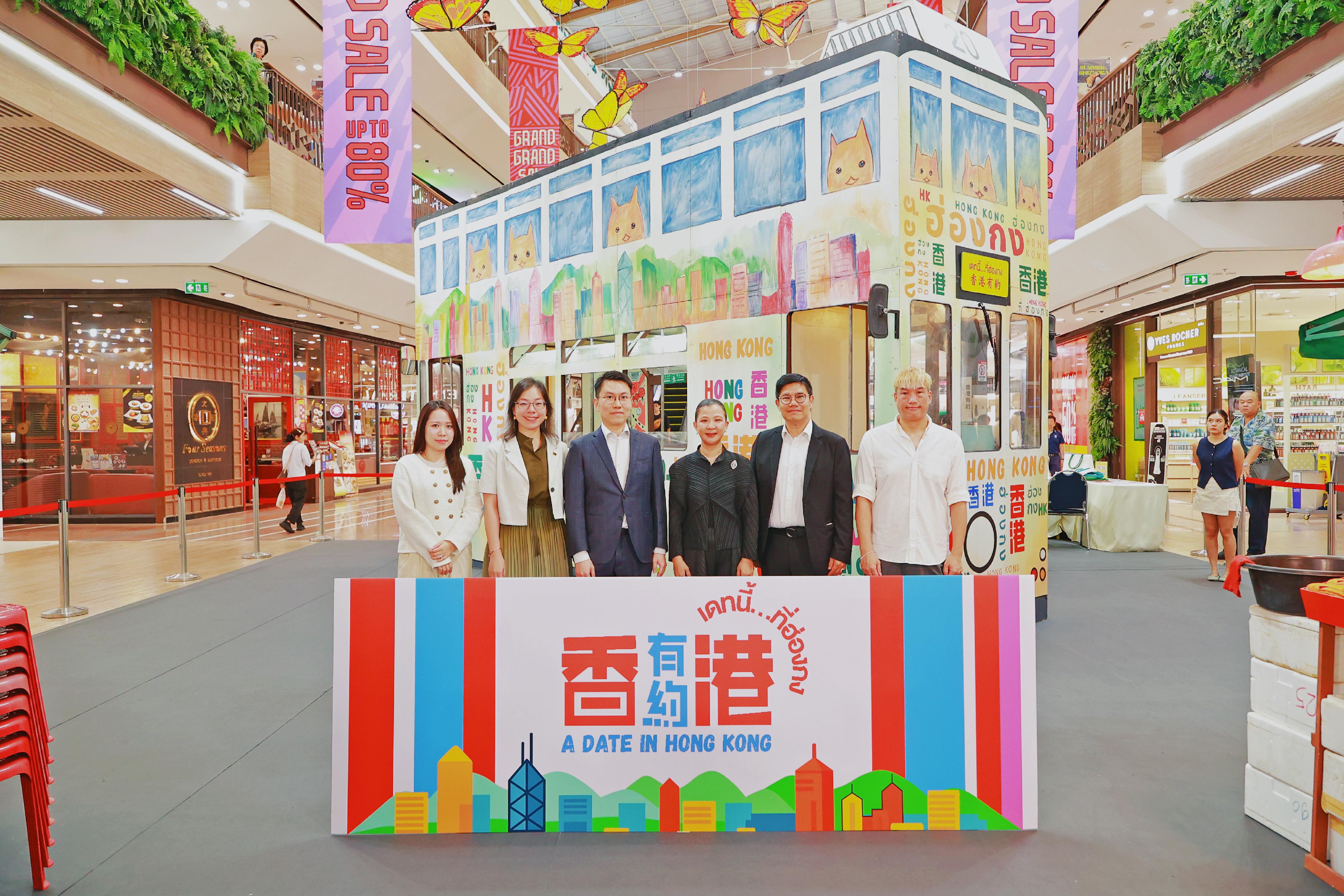 香港駐曼谷經濟貿易辦事處（駐曼谷經貿辦）七月三日在泰國曼谷舉行「香港有約」展覽。圖示駐曼谷經貿辦處長林俊華（左三）、曼谷市政府文化、體育和旅遊局副局長Rujira Arin（右三）、香港貿易發展局駐泰國及南亞代表張家茵（左二），以及香港旅遊發展局泰國業界拓展經理Pote Sakuntalak（右二）在開幕儀式上與其他嘉賓合照。