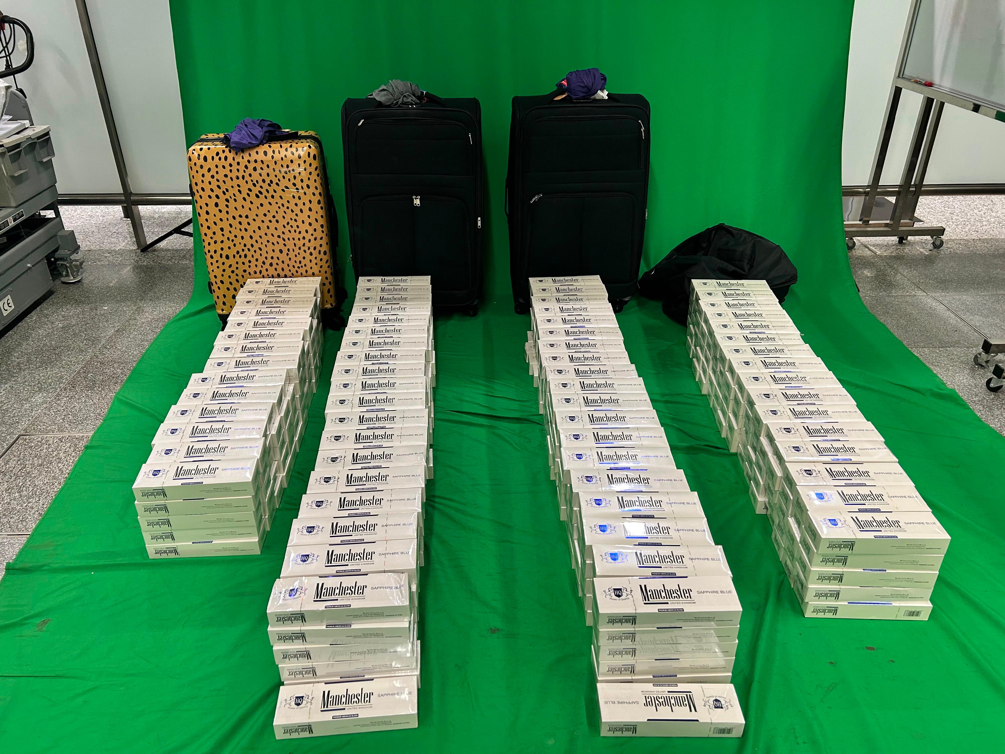 一名入境內地男旅客及兩名入境本地女旅客因進口或管有未完稅香煙及未有向海關人員作出申報，違反《應課稅品條例》（《條例》），今日（七月六日）在法院分別被判處監六星期及罰款一千元至監禁十個月和罰款五百元。圖示於一名三十三歲抵港內地男旅客的個人行李內檢獲的未完稅香煙。
