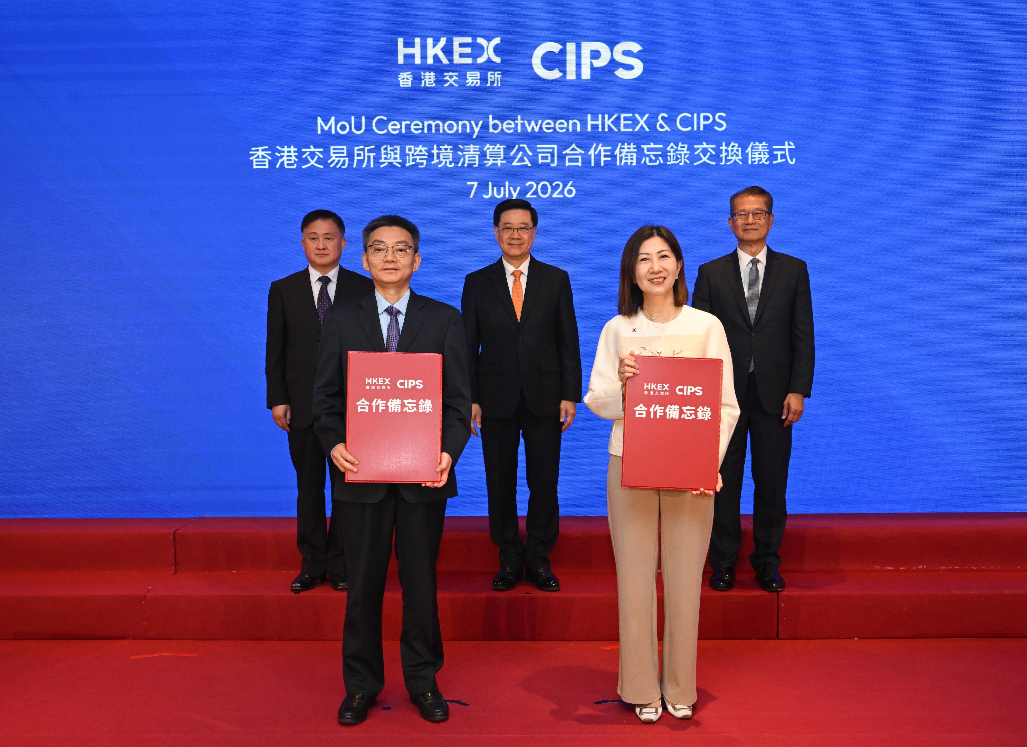 The Chief Executive, Mr John Lee, attended the Hong Kong FIC & Bond Connect Summit today (July 7). Photo shows (back row, from left) the Governor of the People's Bank of China, Mr Pan Gongsheng; Mr Lee, and the Financial Secretary, Mr Paul Chan, witnessing (front row, from left) the Chairman of the Cross-border Interbank Payment System, Mr Wang Hongbo, and the Chief Executive Officer of Hong Kong Exchanges and Clearing Limited, Ms Bonnie Chan, exchanging the memorandum of understanding at the ceremony.
