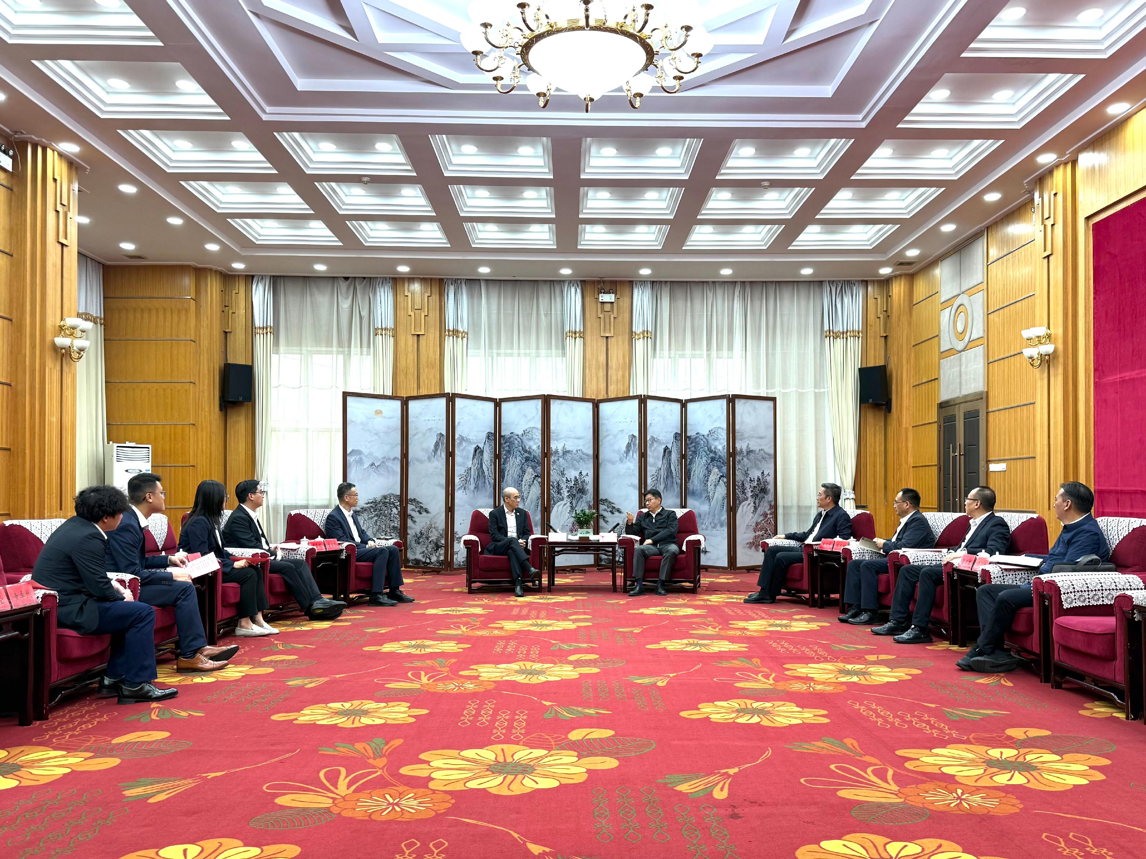 代表團於六月二十二日與青海省政府官員及國家審計署港澳台辦公室代表會面,就共同關心的議題交換意見。
