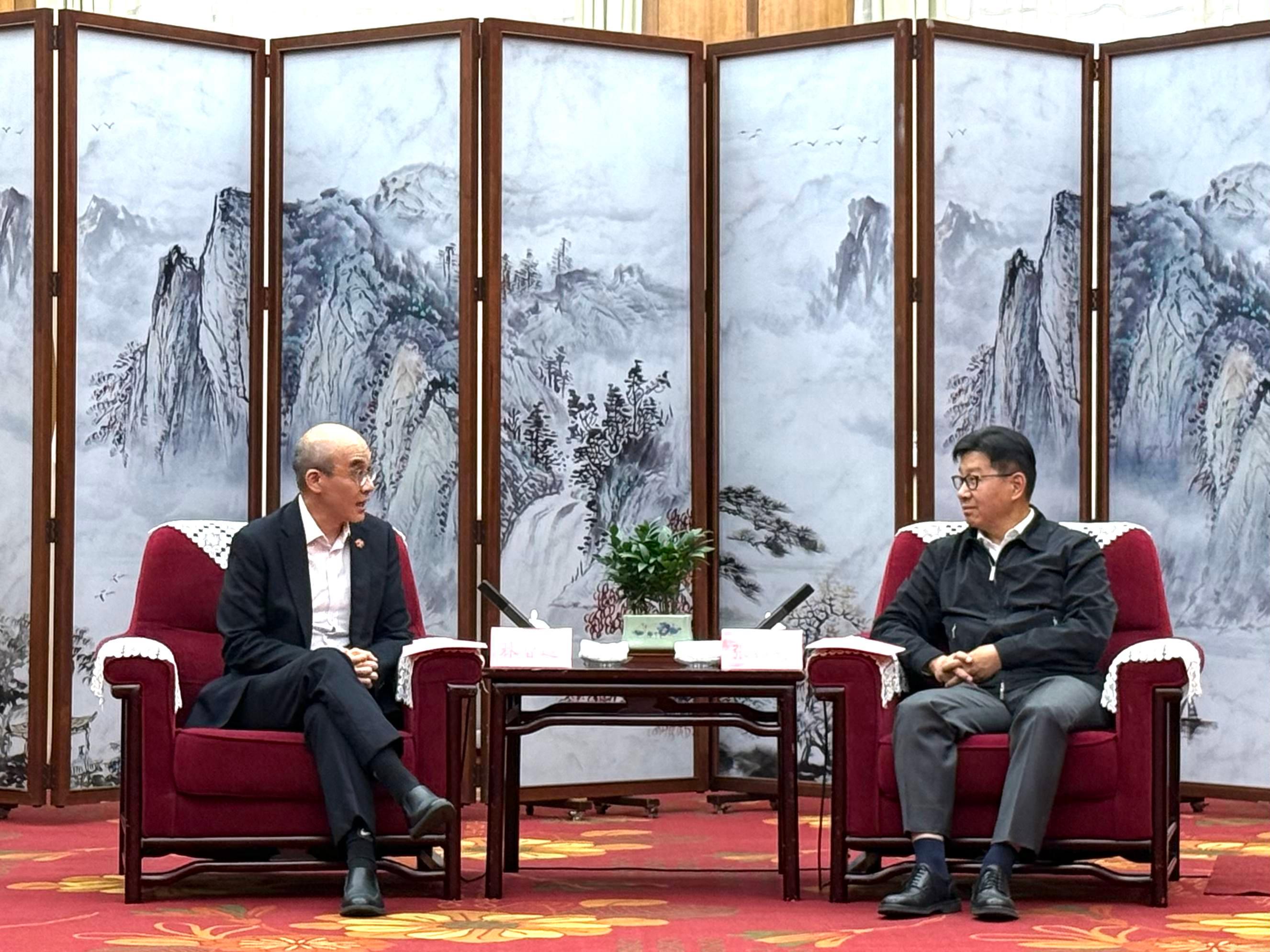 審計署署長林智遠教授(左)於六月二十二日與青海省政府常務副省長張錦剛(右)交流,冀把是次考察經驗帶回港分享,說好中國故事、說好省市故事。