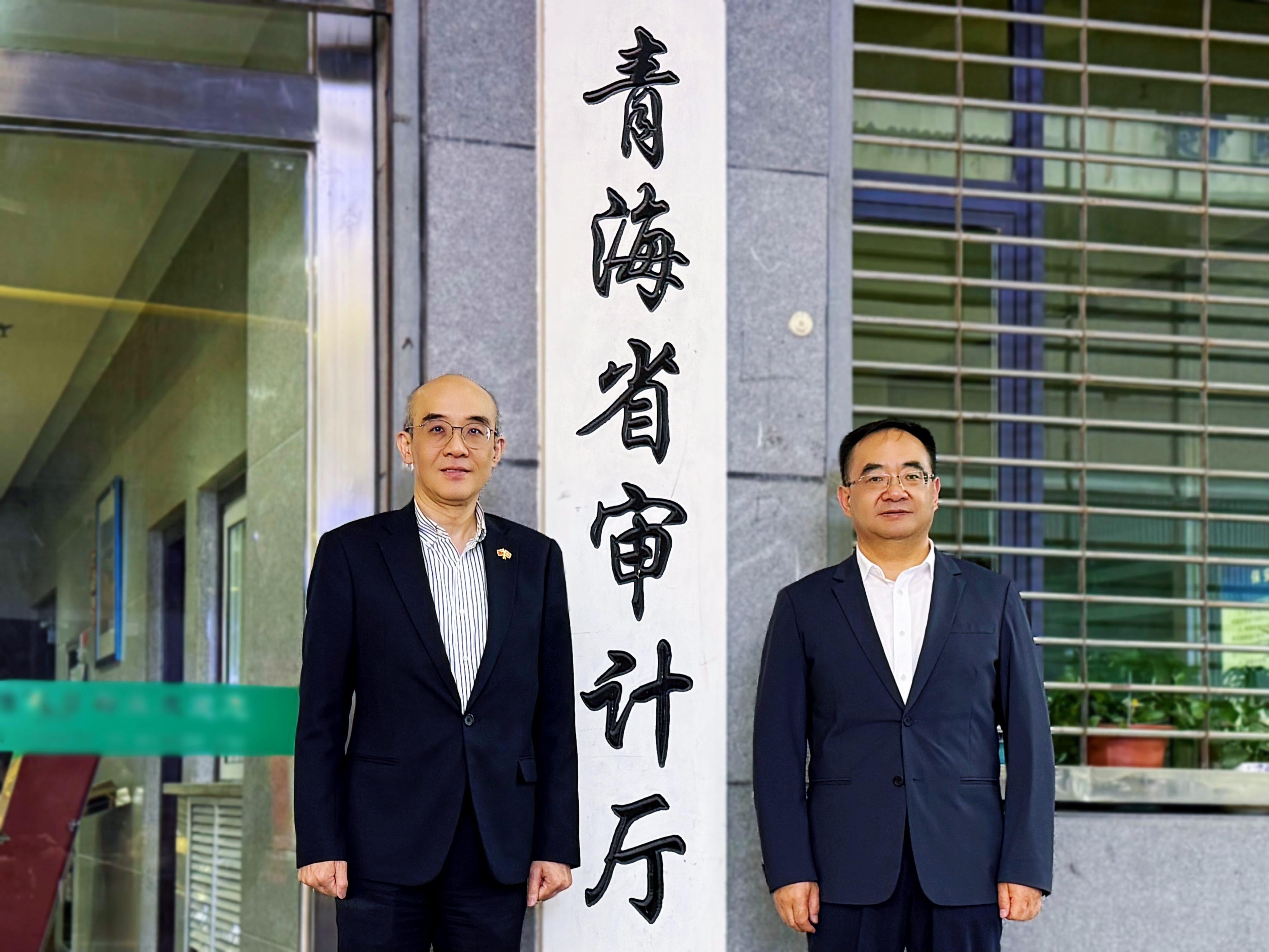 審計署署長林智遠教授(左)於六月二十五日與青海省審計廳廳長陳兆超(右)於青海省審計廳大樓合照。