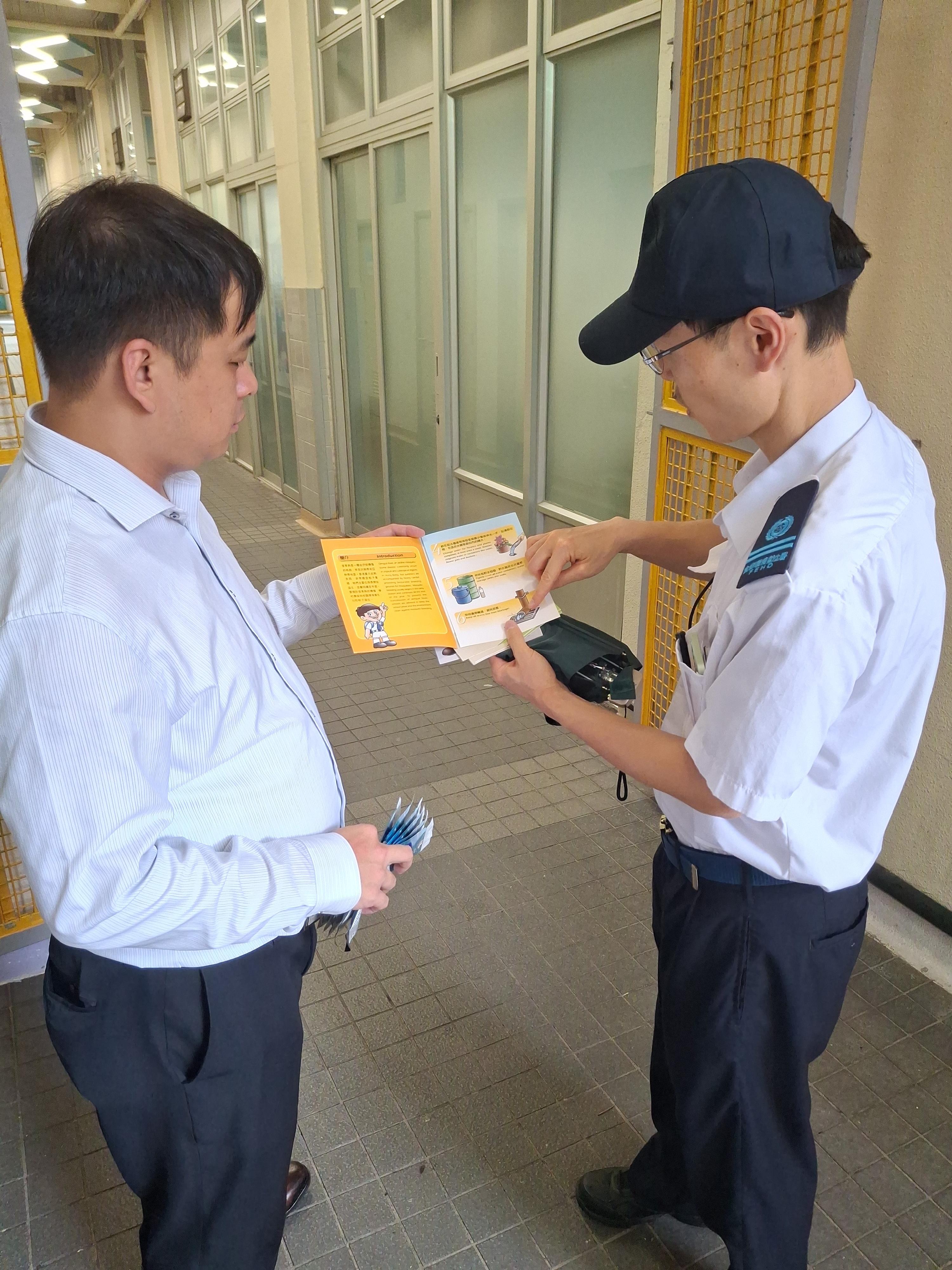 The Food and Environmental Hygiene Department (FEHD) today (July 7) released the seventh batch of gravidtrap indexes and density indexes for Aedes albopictus in June, covering 13 survey areas. Photo shows an FEHD staff member inspecting a school in Tin Shui Wai, Yuen Long District, and providing the school's representative with advice and technical support on mosquito prevention and control.