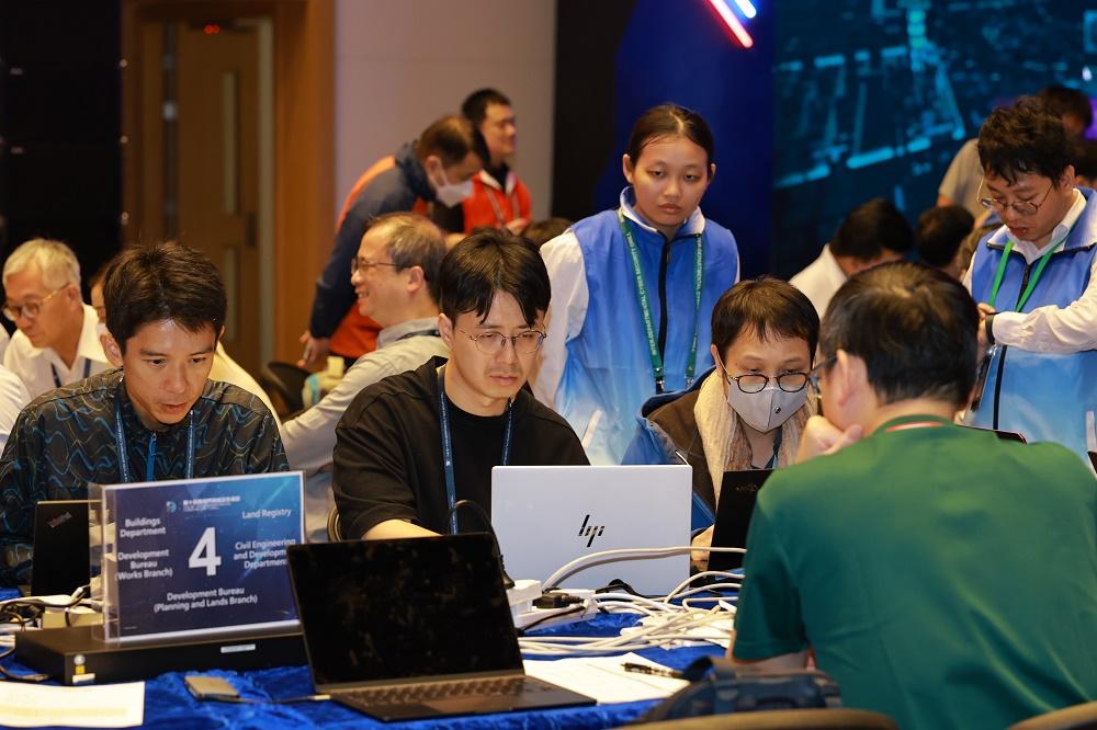 The Cyber Security and Technology Crime Bureau of the Hong Kong Police Force and the Digital Policy Office jointly held the 10th Inter-departmental Cyber Security Drill today (July 7). Photo shows participants responding to simulated attacks in a virtual network environment.