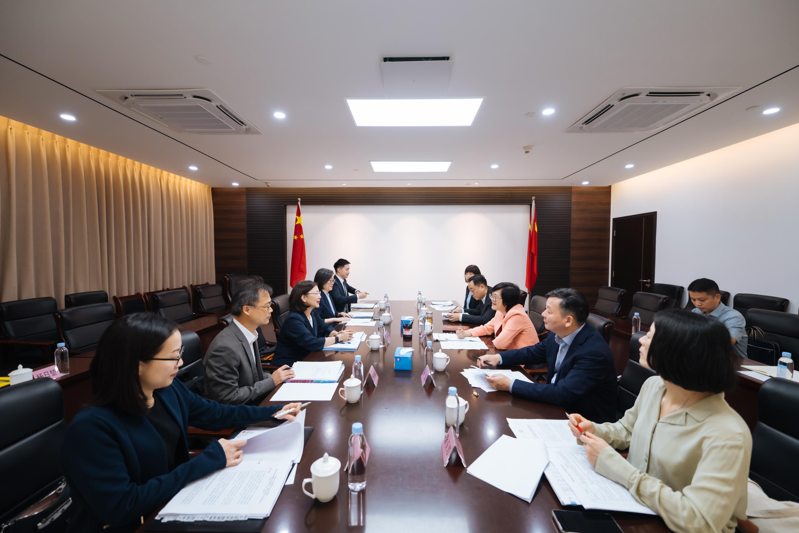 政制及內地事務局局長謝小華(左三)今日(七月七日)與廣東省港澳事務辦公室主任陳麗文(右三)和廣東省發展和改革委員會副主任、省大灣區辦常務副主任朱偉(右二)會面。旁為粵港澳大灣區發展專員林雅雯(左四)和香港特別行政區政府駐粵經濟貿易辦事處主任李炳威(左二)。