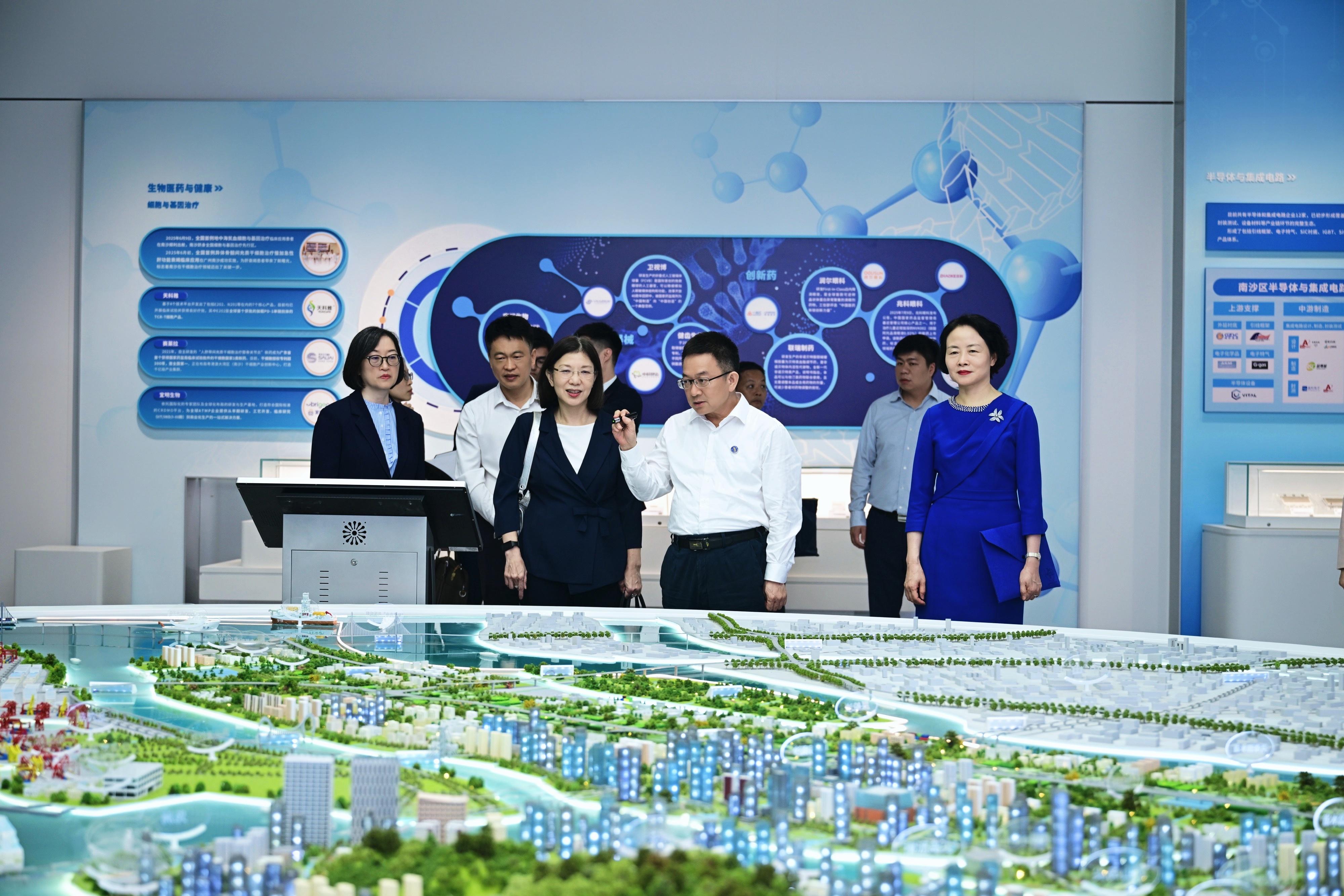 The Secretary for Constitutional and Mainland Affairs, Miss Janice Tse Siu-wa (front row, left) today (July 7) visited the Nansha Innovation and Entrepreneurship Theme Exhibition Hall in Guangzhou, and was briefed by the Secretary of the CPC Nansha District Committee, Mr Liu Wei (front row, centre) about the latest developments in Nansha. Looking on is the Commissioner for the Development of the Guangdong-Hong Kong-Macao Greater Bay Area, Miss Pamela Lam (back row, first left).