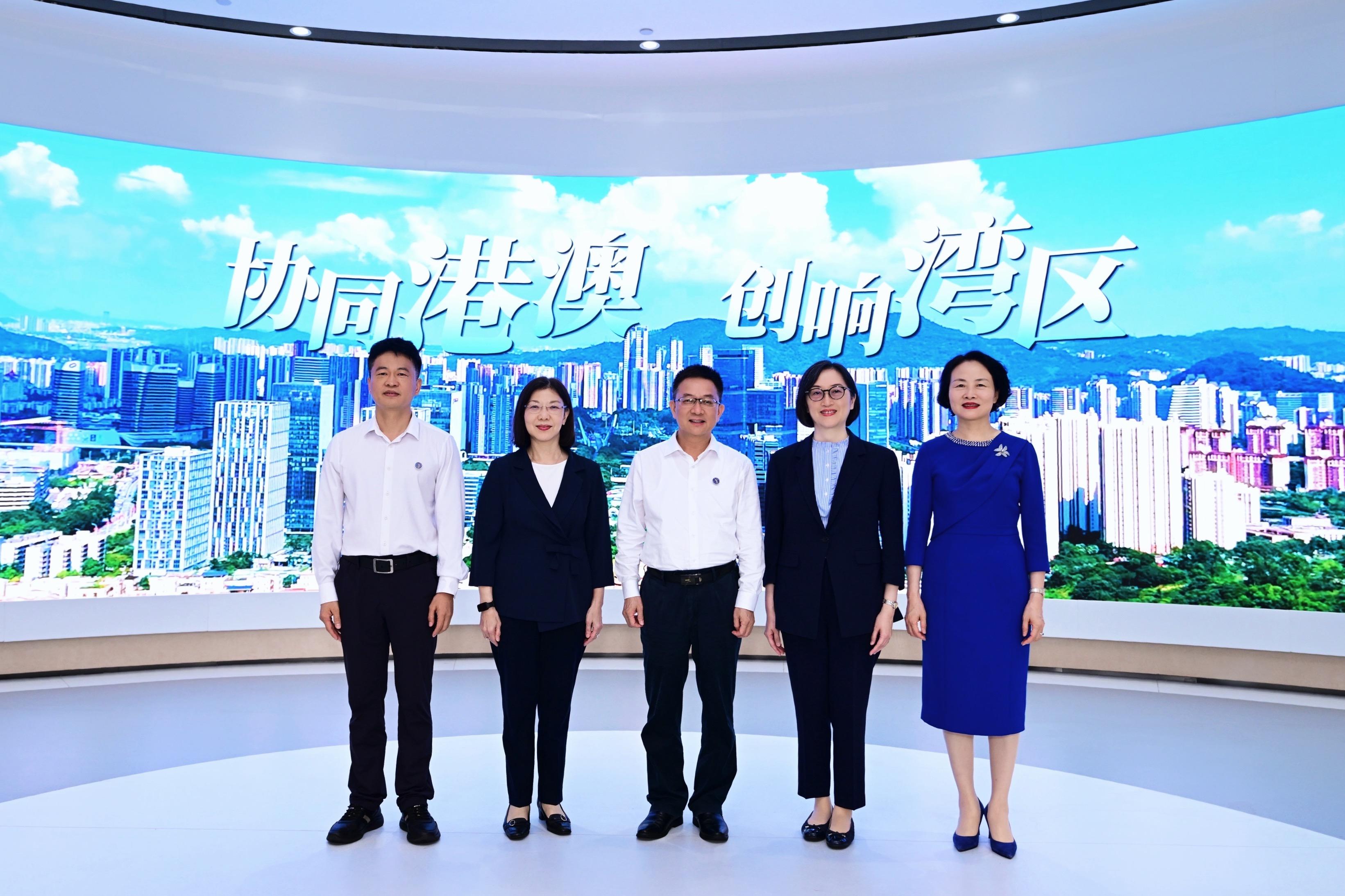The Secretary for Constitutional and Mainland Affairs, Miss Janice Tse Siu-wa, today (July 7) visited the Nansha Innovation and Entrepreneurship Theme Exhibition Hall in Guangzhou. Photo shows Miss Tse (second left) and the Commissioner for the Development of the Guangdong-Hong Kong-Macao Greater Bay Area, Miss Pamela Lam (second right) with the Secretary of the CPC Nansha District Committee, Mr Liu Wei (centre) and other representatives.