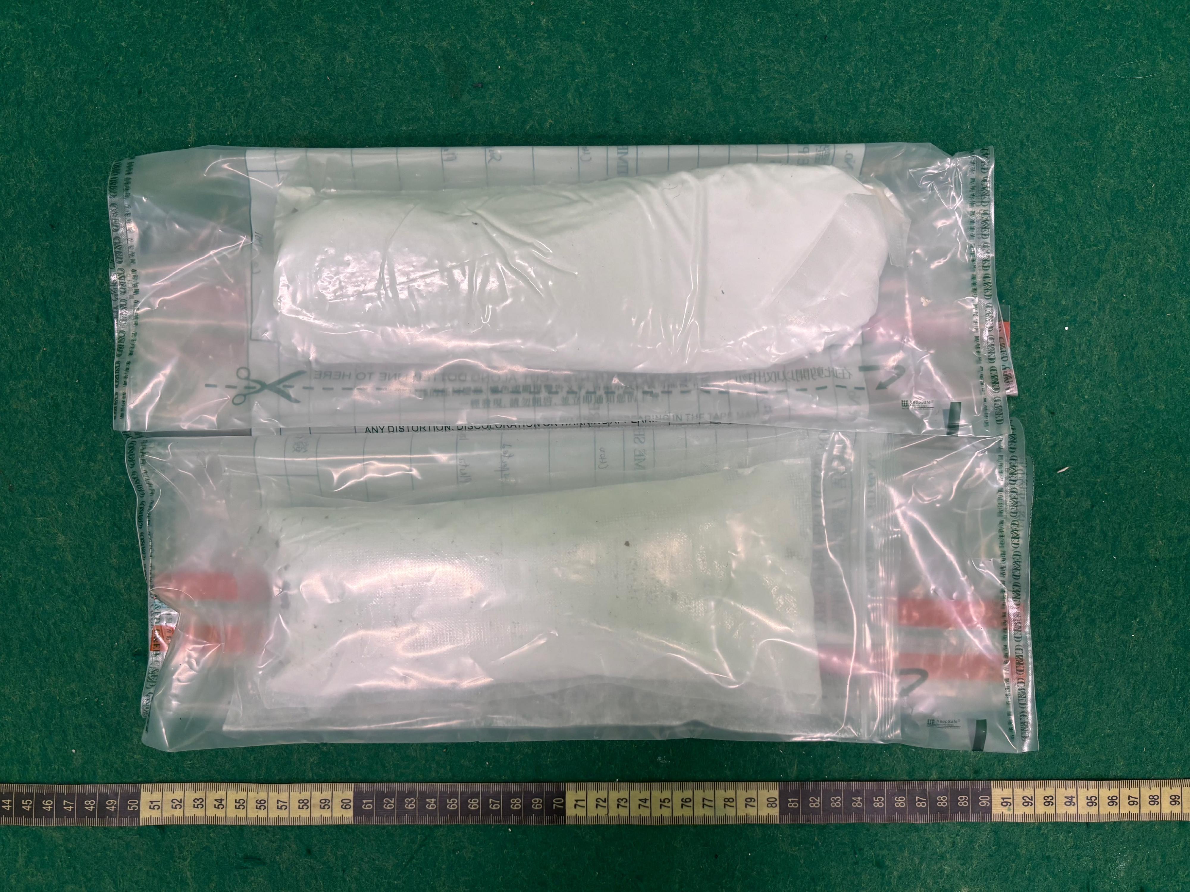 香港海關今日(七月七日)在香港國際機場偵破一宗毒品案件,檢獲約一公斤懷疑可卡因,估計市值約八十萬元。圖示檢獲的懷疑可卡因。
