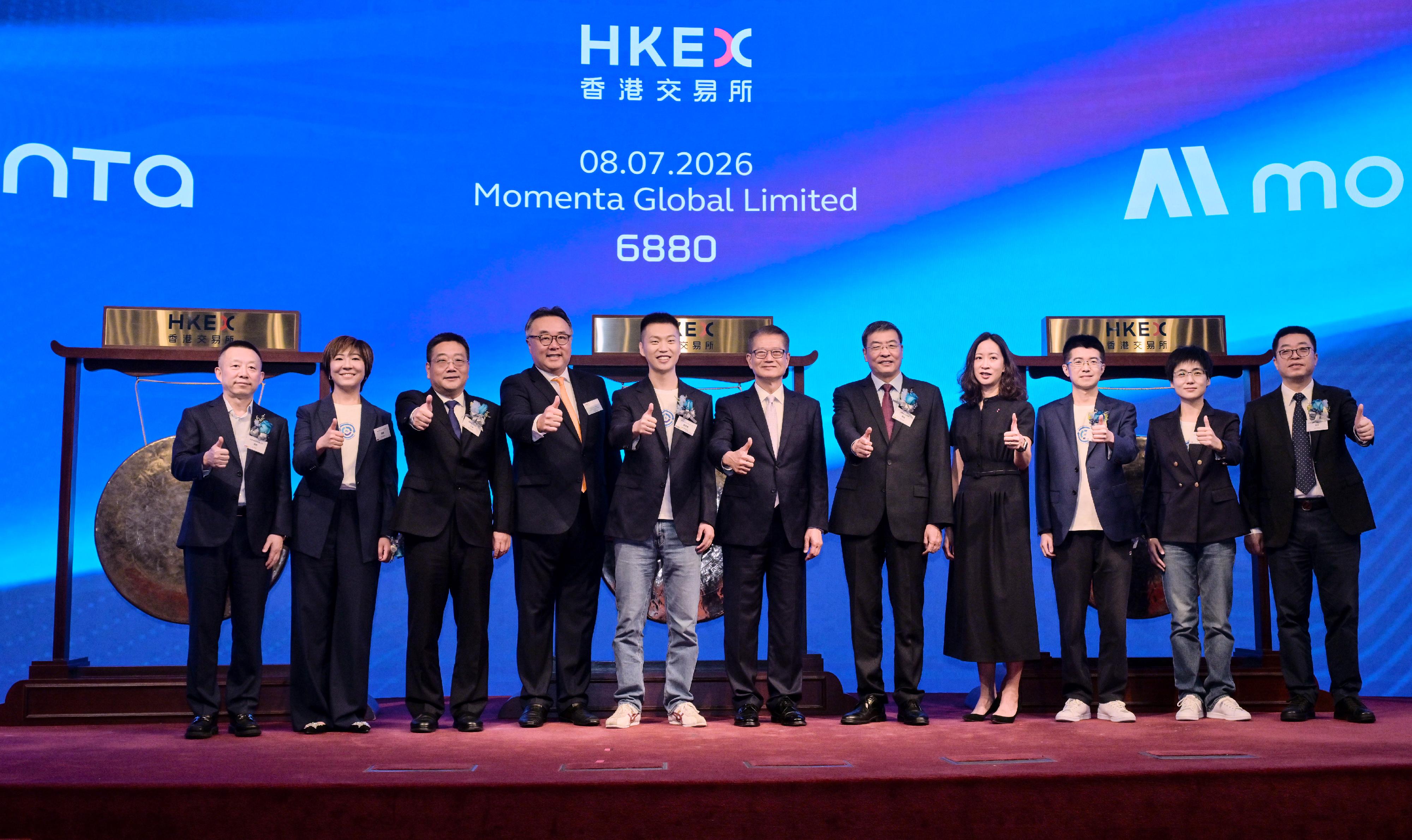 財政司司長陳茂波今日(七月八日)出席Momenta Global Limited和深圳基本半導體股份有限公司上市儀式。圖示(左五起)Momenta Global Limited創始人、董事會主席、執行董事兼首席執行官曹旭東、陳茂波、江蘇省常務副省長馬欣、香港交易及結算所有限公司上市主管伍潔鏇和其他嘉賓在儀式合照。