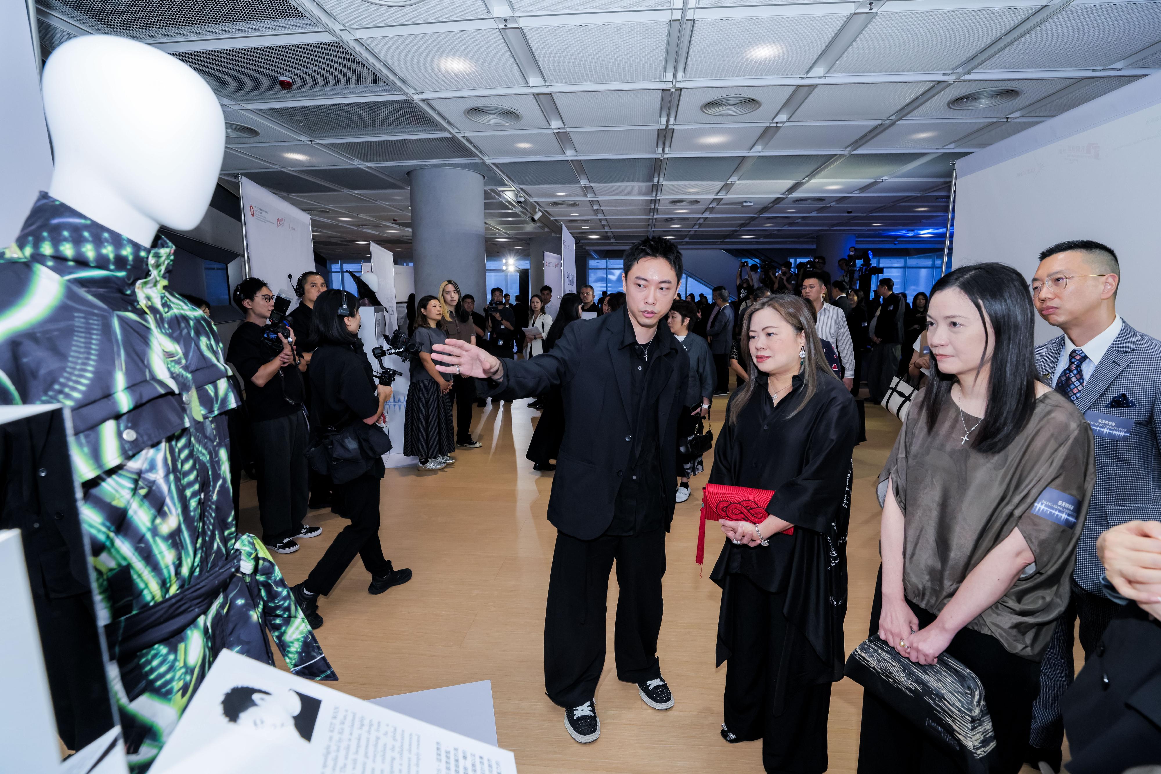 Presented by the Government of the Hong Kong Special Administrative Region and spearheaded and sponsored by the Cultural and Creative Industries Development Agency under the Culture, Sports and Tourism Bureau, the launch ceremony of the third edition of Hong Kong Fashion Fest was held today (July 9) at the Hong Kong Museum of Art. Photo shows the Secretary for Culture, Sports and Tourism, Miss Rosanna Law (third right), viewing fashion works and having an exchange with the designer.
