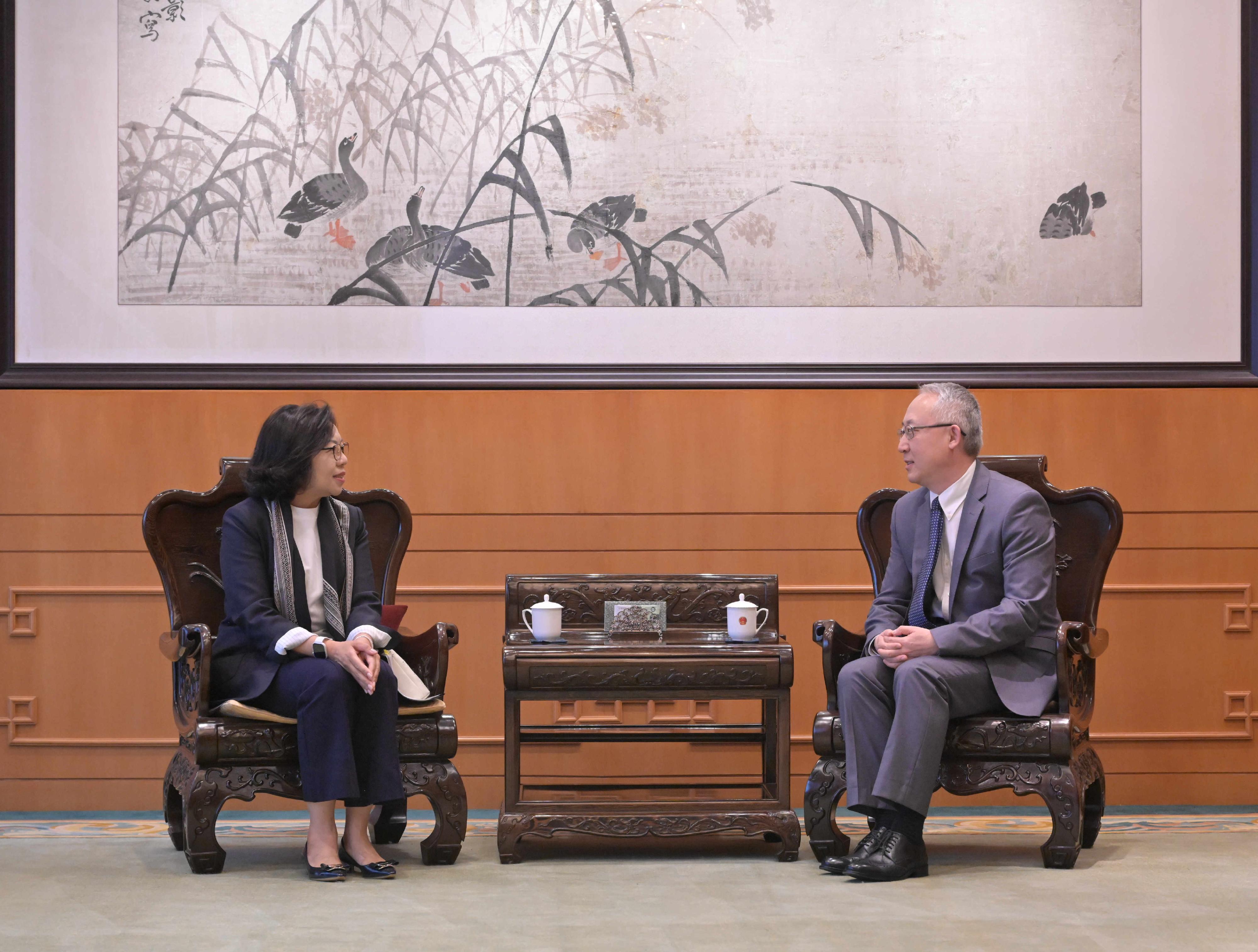 The Secretary for Home and Youth Affairs, Miss Alice Mak, led a batch of youth volunteer interns under the HYAB - United Nations Volunteer Internship Programme to visit the Office of the Commissioner of the Ministry of Foreign Affairs in the Hong Kong Special Administrative Region (OCMFA) today (July 9). Photo shows Miss Mak (left) meeting with Deputy Commissioner of the OCMFA Mr Li Yongsheng (right).