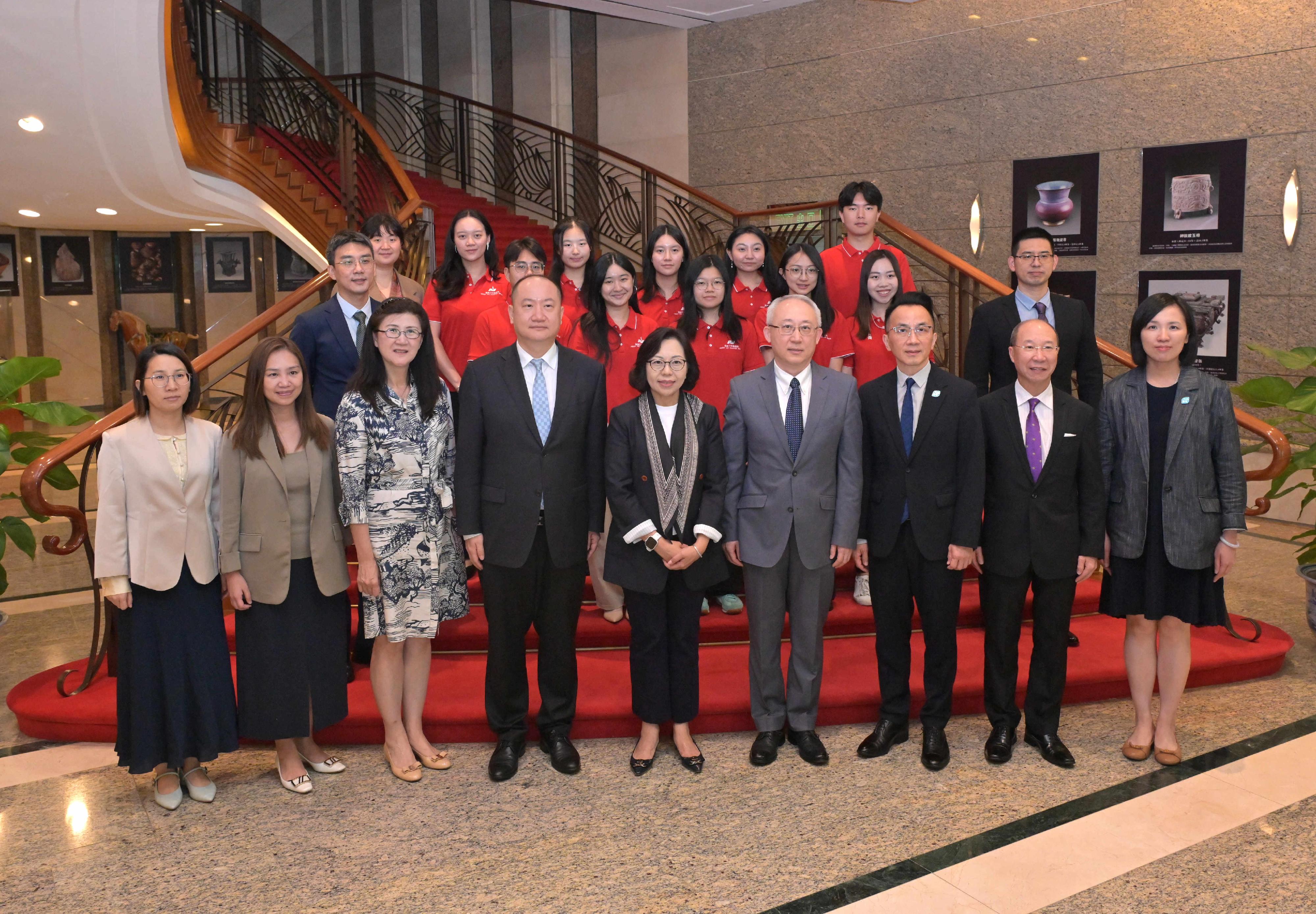 The Secretary for Home and Youth Affairs, Miss Alice Mak, led a batch of youth volunteer interns under the HYAB - United Nations Volunteer Internship Programme to visit the Office of the Commissioner of the Ministry of Foreign Affairs in the Hong Kong Special Administrative Region (OCMFA) today (July 9). Photo shows Deputy Commissioner of the OCMFA Mr Li Yongsheng (first row, fourth right); Miss Mak (first row, centre); the Permanent Secretary for Home and Youth Affairs, Mr Patrick Li (first row, third right); and the Chairman of the Agency for Volunteer Service, Ms Melissa Pang (first row, third left), with the youth volunteer interns.