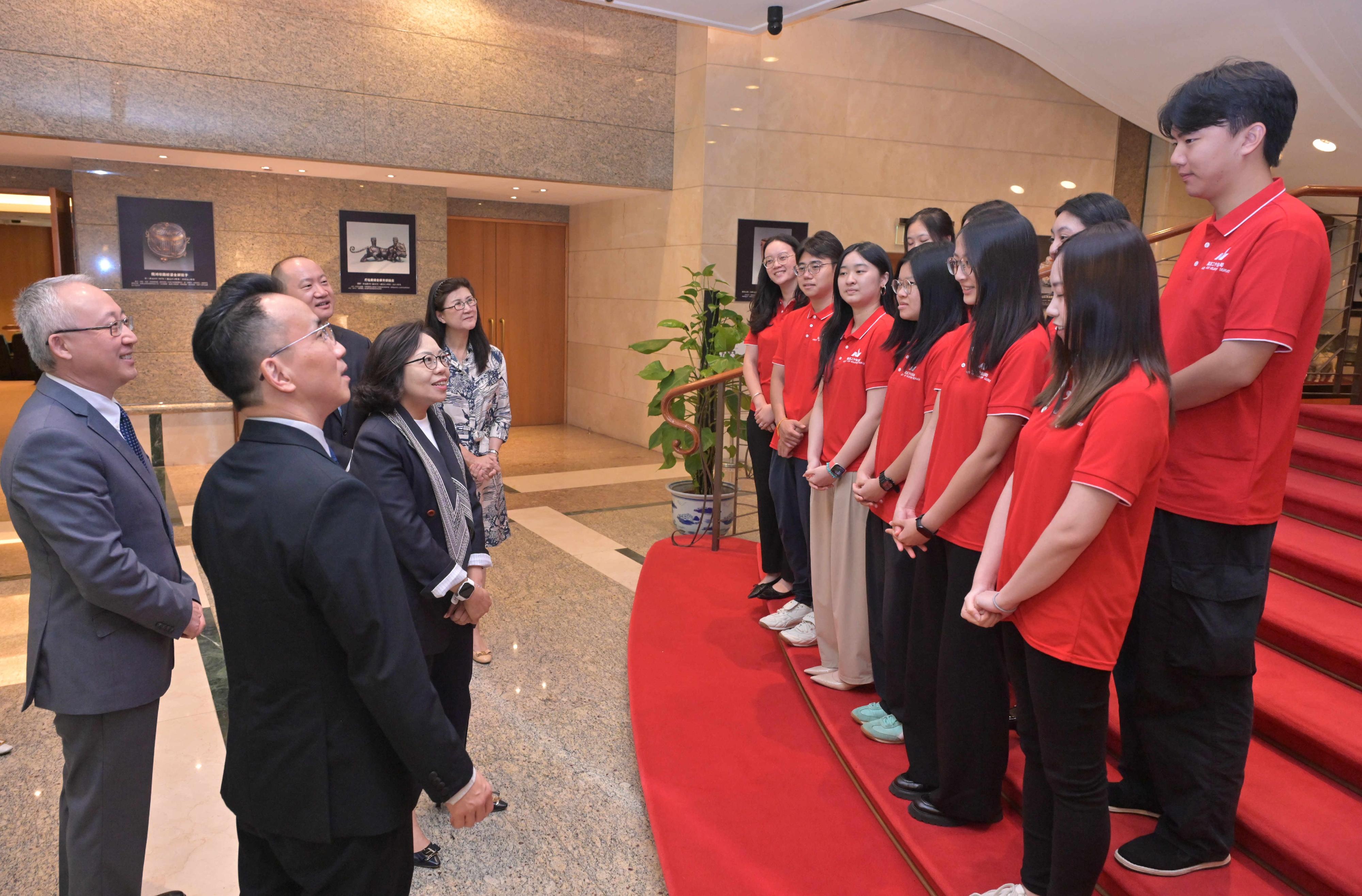 The Secretary for Home and Youth Affairs, Miss Alice Mak, led a batch of youth volunteer interns under the HYAB - United Nations Volunteer Internship Programme to visit the Office of the Commissioner of the Ministry of Foreign Affairs in the Hong Kong Special Administrative Region (OCMFA) today (July 9). Photo shows Deputy Commissioner of the OCMFA Mr Li Yongsheng (first left); Miss Mak (fourth left); the Permanent Secretary for Home and Youth Affairs, Mr Patrick Li (second left); and the Chairman of the Agency for Volunteer Service, Ms Melissa Pang (fifth left), interacting with the youth volunteer interns.