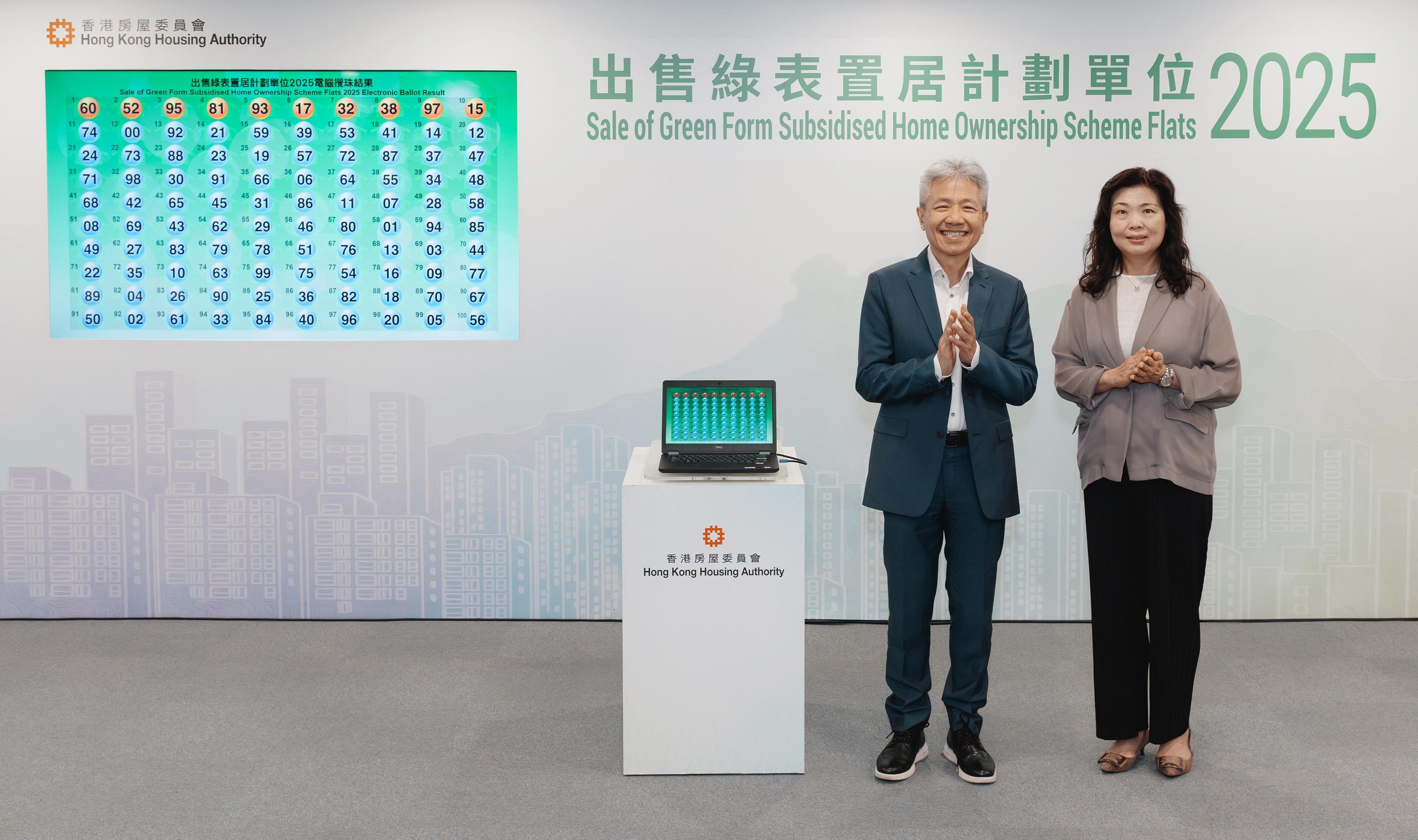 香港房屋委員會資助房屋小組委員會主席張仁良教授(左)今日(七月十日)在房屋署助理署長(房屋資助)鄺潔蓮(右)陪同下,主持「出售綠表置居計劃單位2025」的電腦攪珠儀式,以決定按申請人持有的申請編號和額外抽籤號碼(如有)最後兩個數字而訂的先後次序。