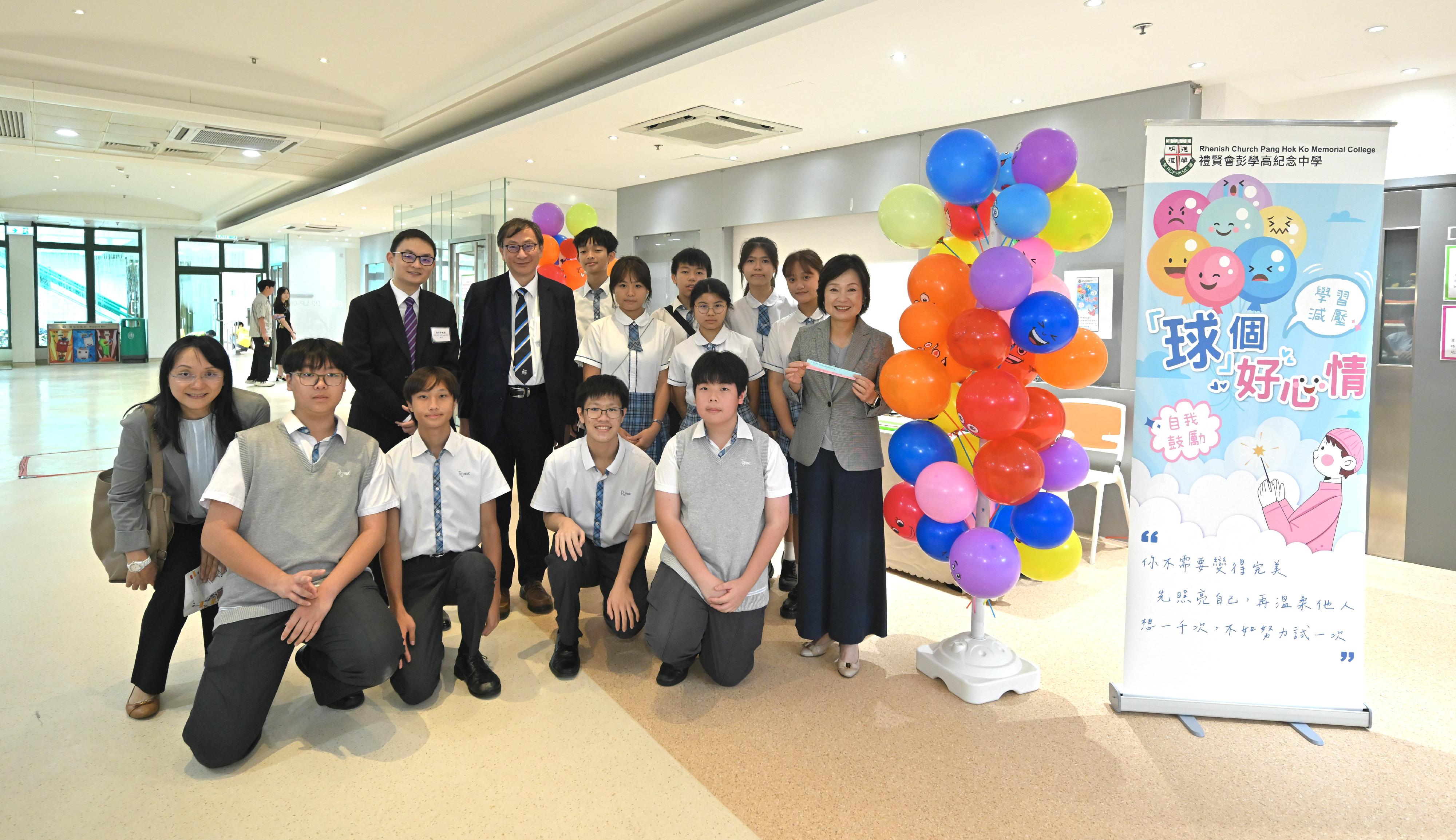 教育局今日(七月十日)與香港教育大學合辦4Rs精神健康專業交流日暨「學生守護大使」計劃成果分享活動。圖示教育局局長蔡若蓮博士(第二排右一)及香港教育大學校長李子建教授(第二排左二)與計劃下的「學生守護大使」合照。