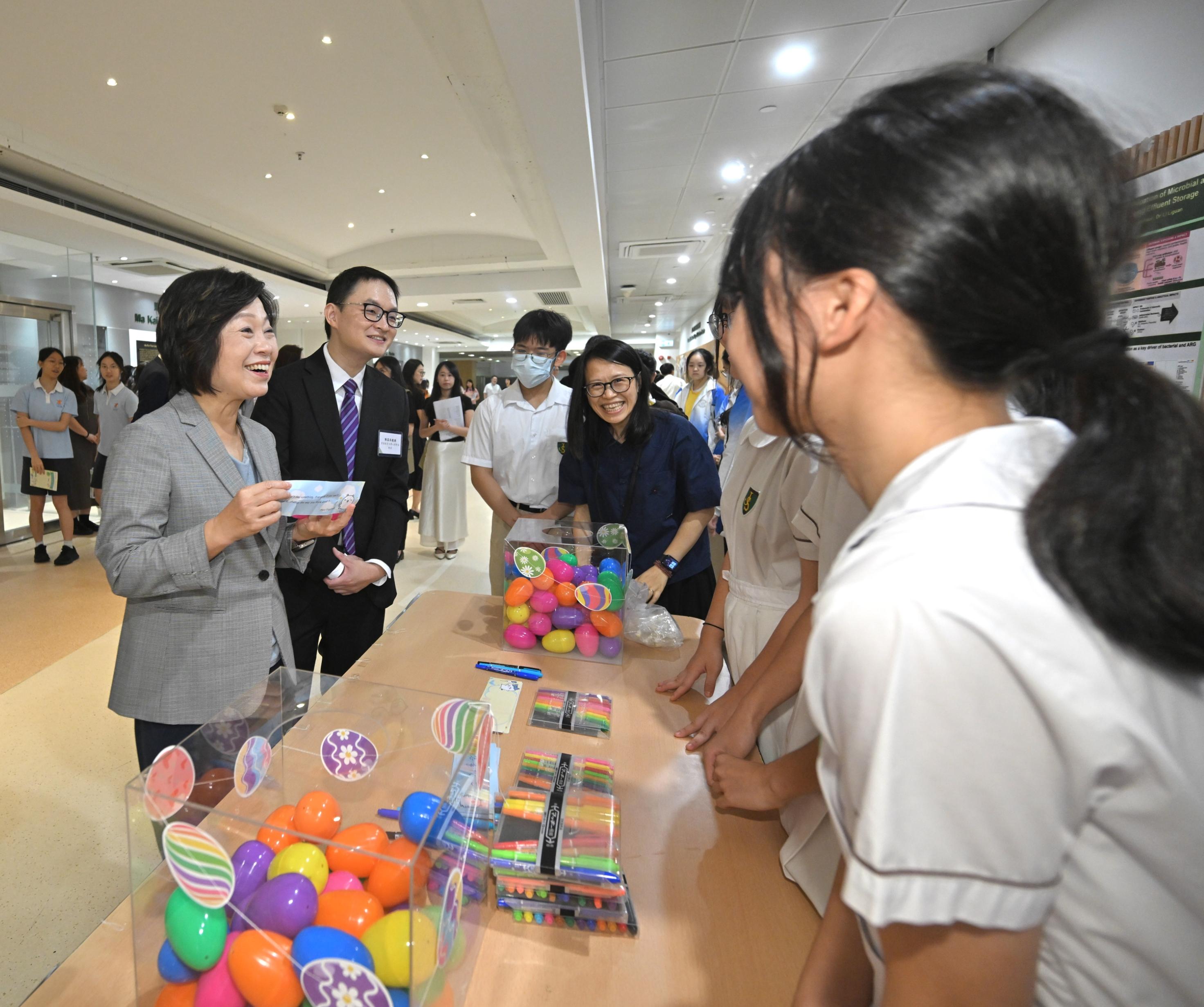 The Education Bureau today (July 10) jointly organised the 4Rs Mental Health Professional Exchange Day cum Peer Power - Student Gatekeeper Training Programme (Peer Power Programme) Achievement Sharing with the Education University of Hong Kong. Photo shows the Secretary for Education, Dr Choi Yuk-lin (first left), interacting with the Peer Leaders of the Peer Power Programme.