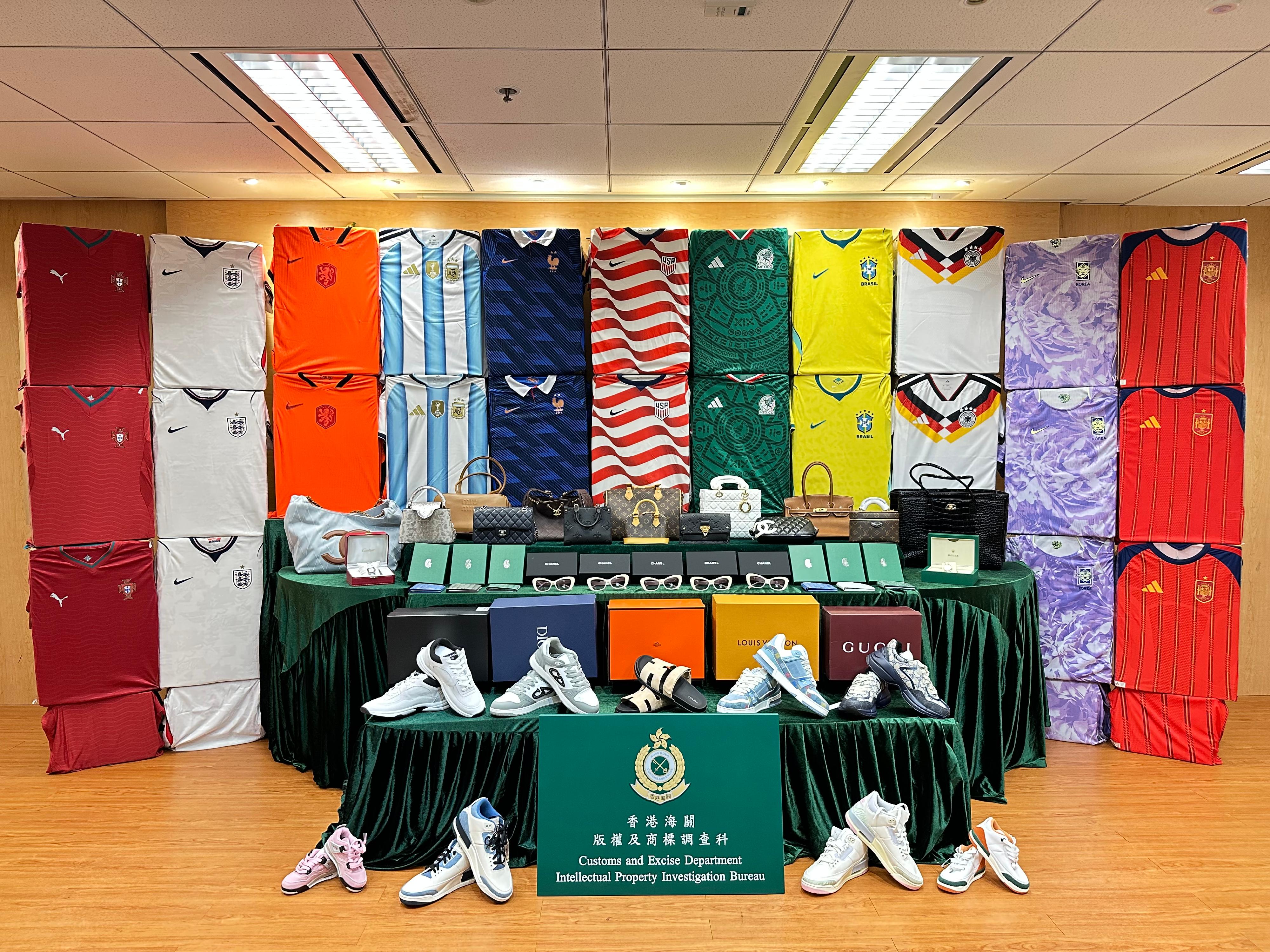 香港海關於六月二十四日在港珠澳大橋香港口岸檢獲約六千三百件懷疑冒牌貨物,估計市值約三百一十萬元。圖示檢獲的懷疑冒牌貨物,包括球衣、手袋和鞋具。