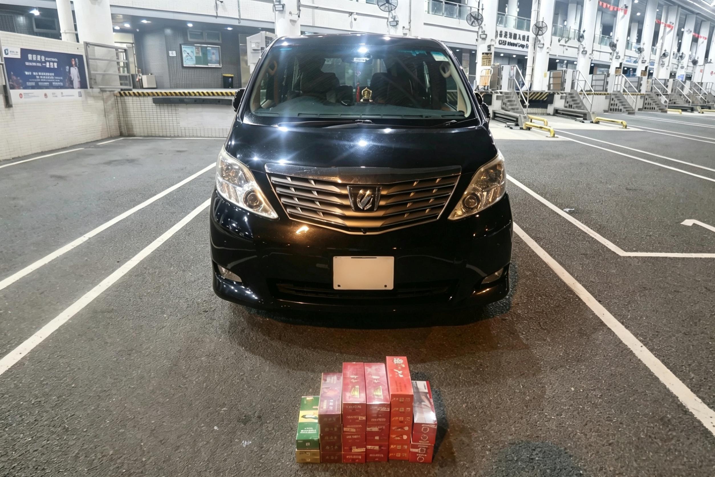 一名六十七歲入境本地男司機因進口未完稅香煙,未有向海關人員作出申報,以及輸入未列艙單貨物,違反《應課稅品條例》和《進出口條例》,今日(七月十日)在屯門裁判法院被判處罪成,被判監禁三個月和罰款一千元。圖示涉案私家車。