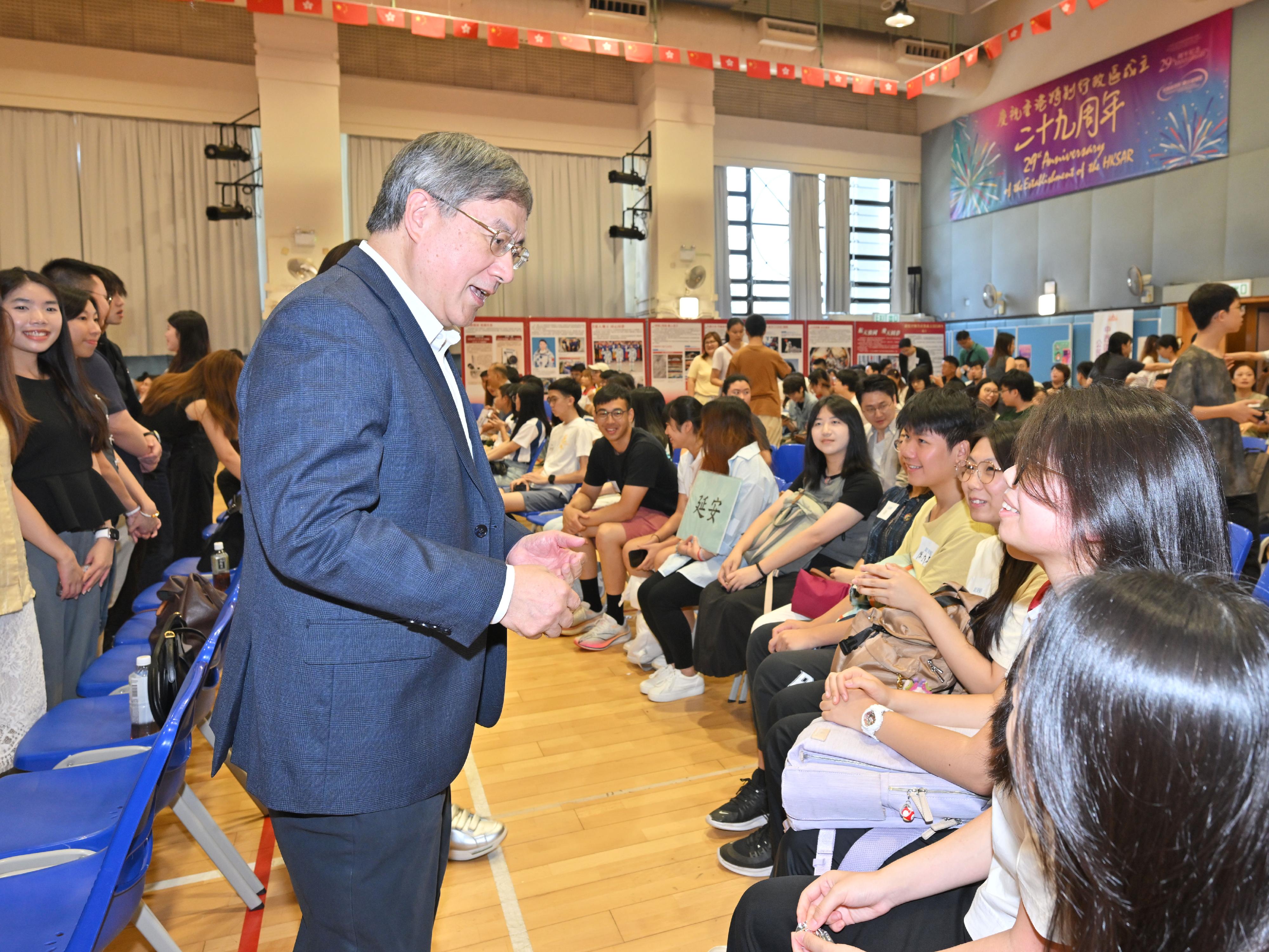 政務司副司長卓永興今日（七月十一日）出席中西區慶祝中國共產黨成立105周年專題活動―薪火傳承一○五‧青春逐夢耀香江，與出席的青年互動交流。