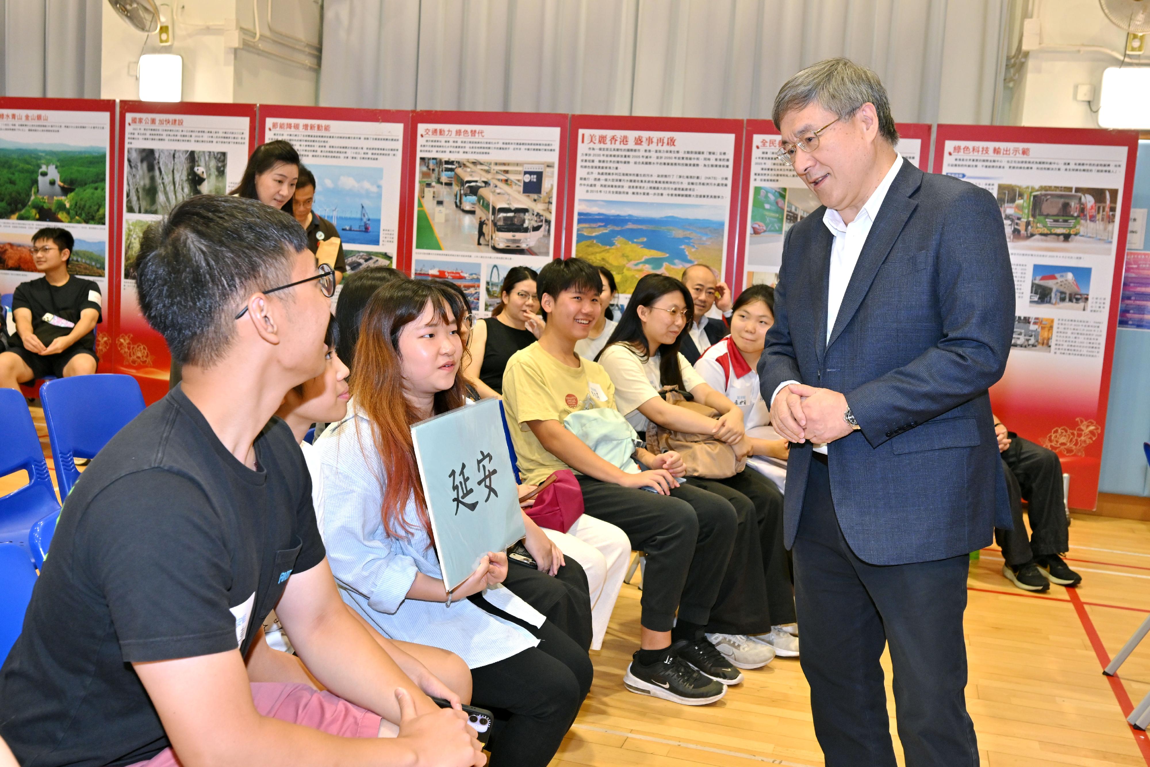 政務司副司長卓永興今日（七月十一日）出席中西區慶祝中國共產黨成立105周年專題活動―薪火傳承一○五‧青春逐夢耀香江，與出席的青年互動交流。
