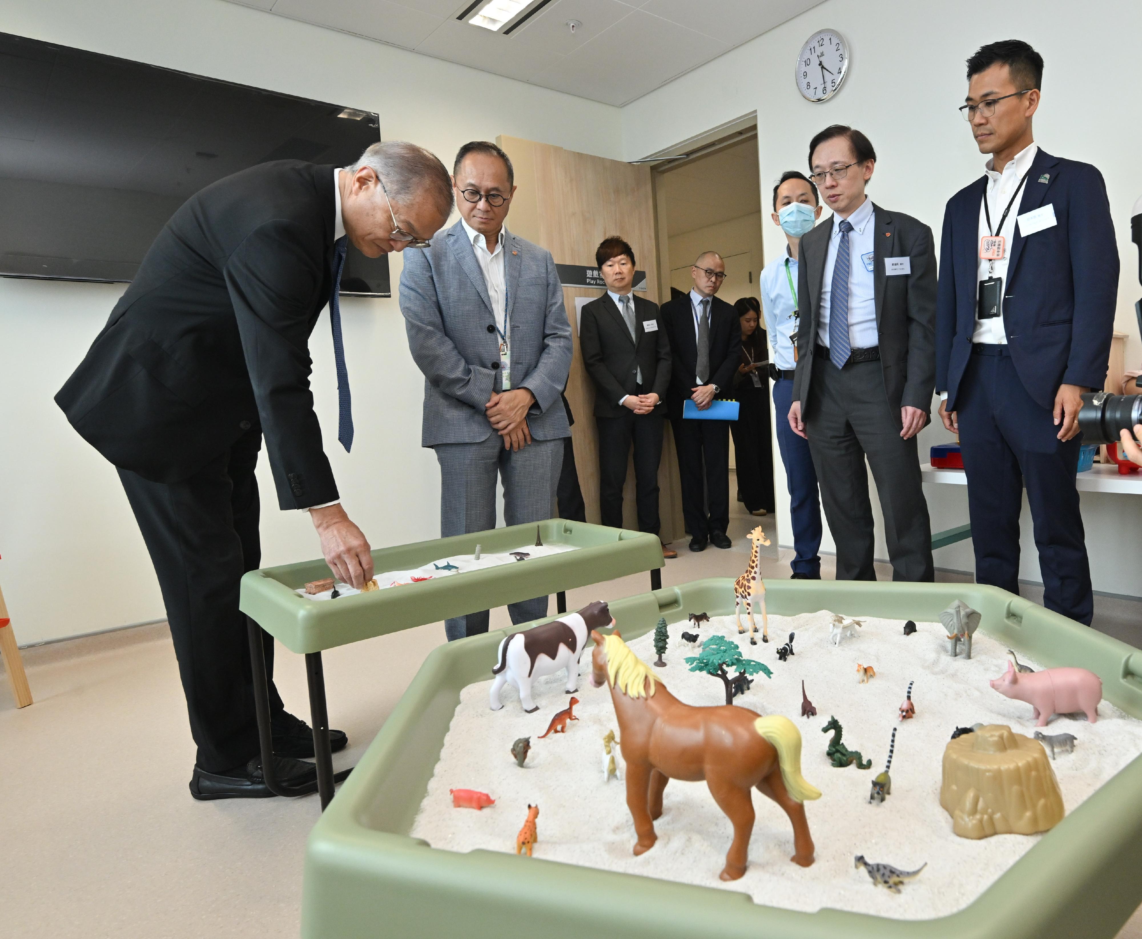 醫務衞生局局長盧寵茂教授(左一)今日(七月十三日)在醫院管理局九龍西醫院聯網總監羅振邦醫生(左二)和葵涌醫院行政總監鄭蓋民醫生(右二)陪同下,參觀葵涌醫院的設施。