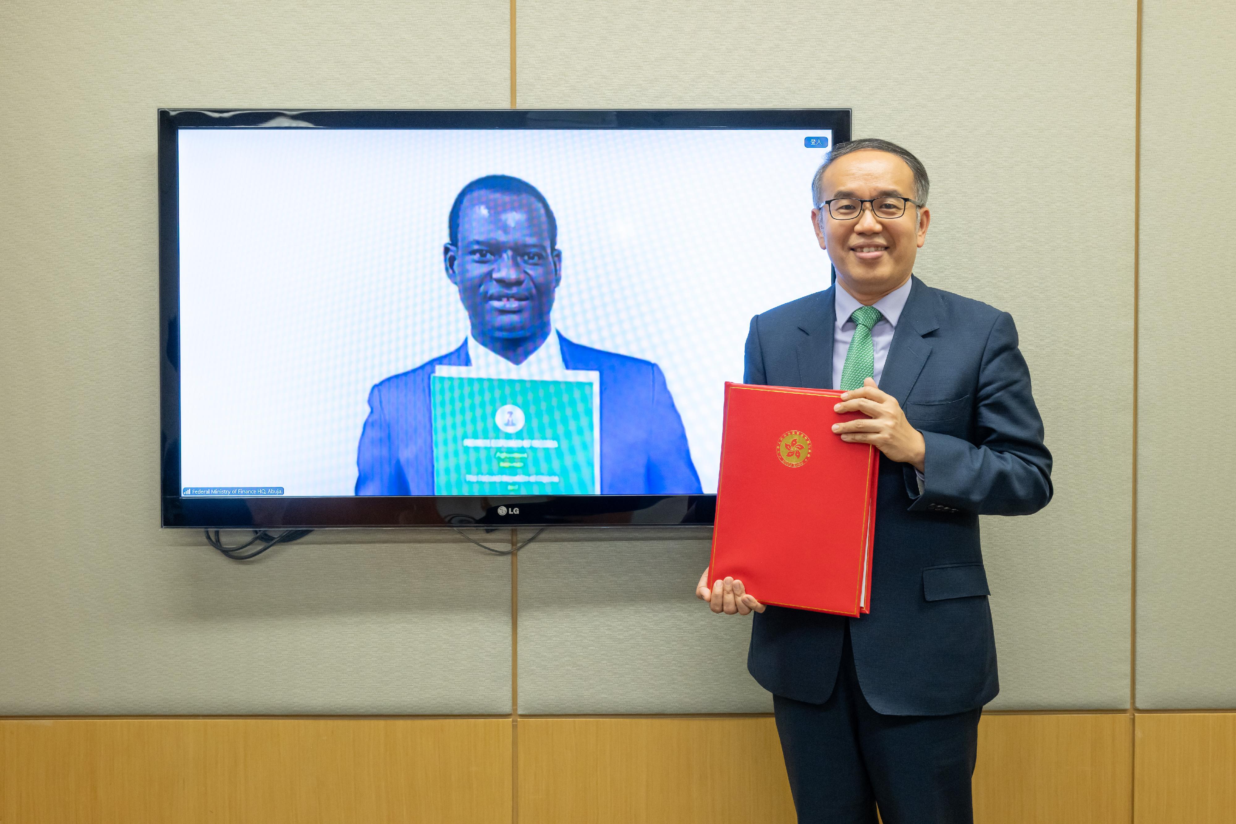 The Secretary for Financial Services and the Treasury, Mr Christopher Hui, and the Minister of Finance and Co-ordinating Minister for the Economy of Nigeria, Mr Taiwo Oyedele, signed on behalf of the Hong Kong Special Administrative Region Government and the Government of Nigeria respectively a comprehensive avoidance of double taxation agreement today (July 13). Photo shows Mr Hui (right) and Mr Oyedele (left) at the signing ceremony.