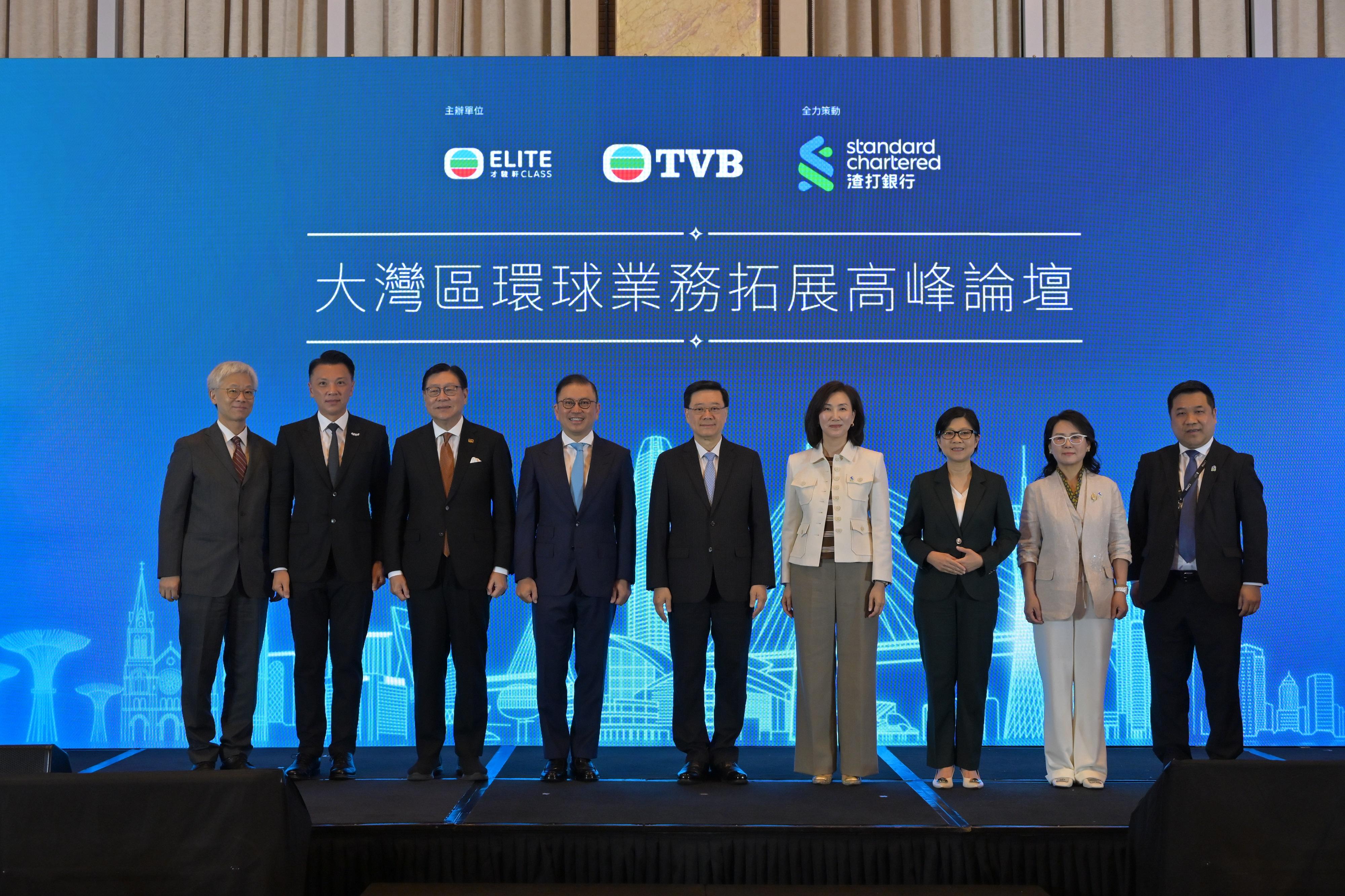 行政長官李家超今日(七月十四日)出席大灣區環球業務拓展高峰論壇。圖示(左四起)電視廣播有限公司行政主席許濤、李家超、渣打銀行香港兼大中華及北亞區行政總裁禤惠儀和其他嘉賓在活動合照。