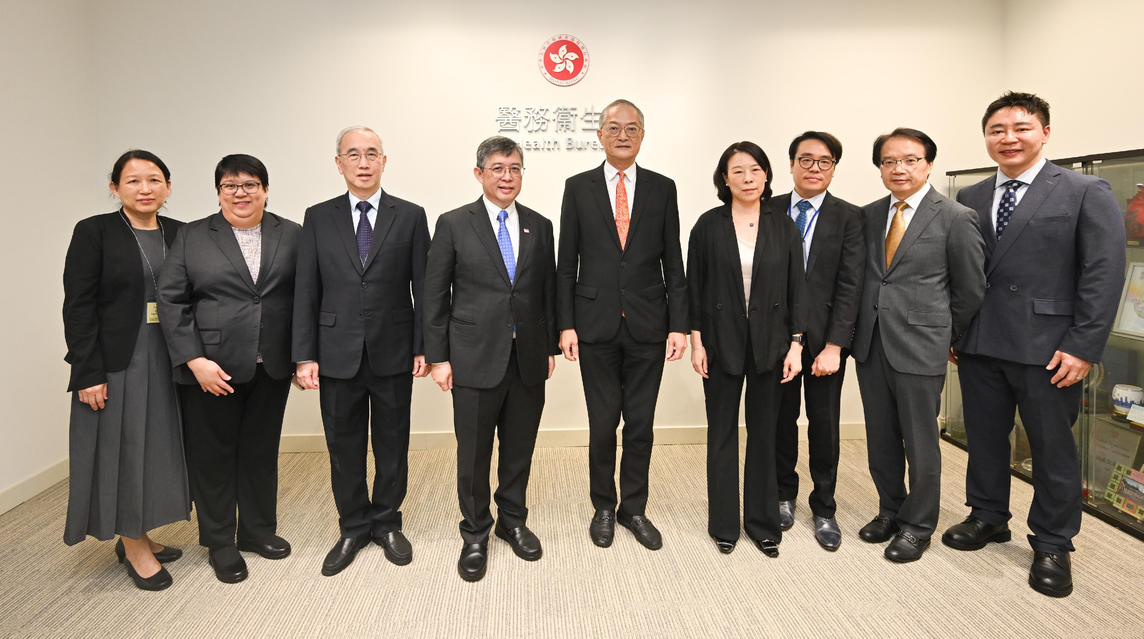The Secretary for Health, Professor Lo Chung-mau, met with a delegation led by the Director-General of Health of the Ministry of Health Singapore, Professor Kenneth Mak, today (July 14). Photo shows Professor Lo (centre), Professor Mak (fourth left), and other attendees of the meeting.