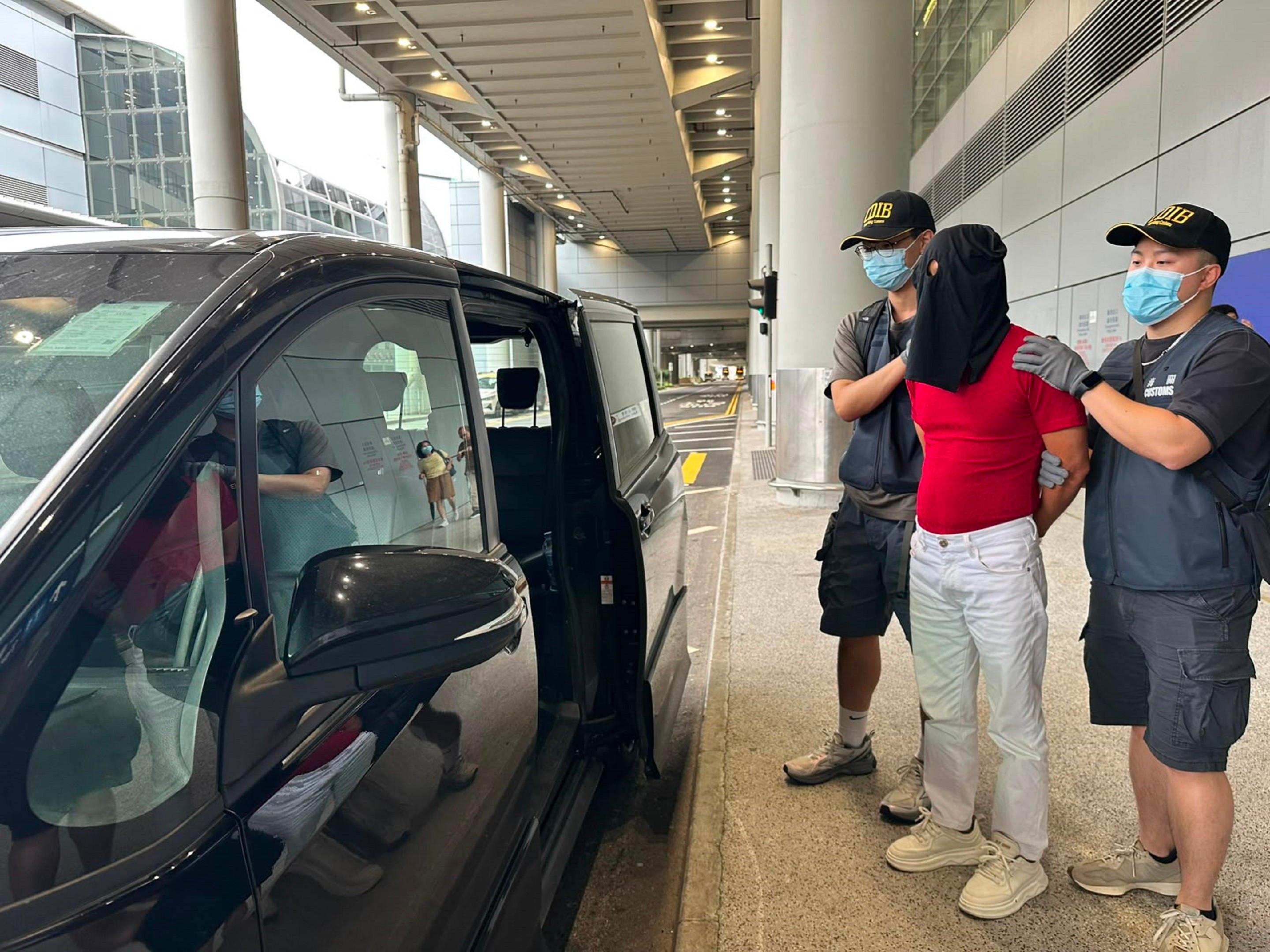 香港海關昨日(七月十三日)在香港國際機場偵破一宗涉及一名航空入境旅客的販毒案件,檢獲約七公斤懷疑大麻花,估計市值約一百三十萬元。圖示案中的被捕人士。