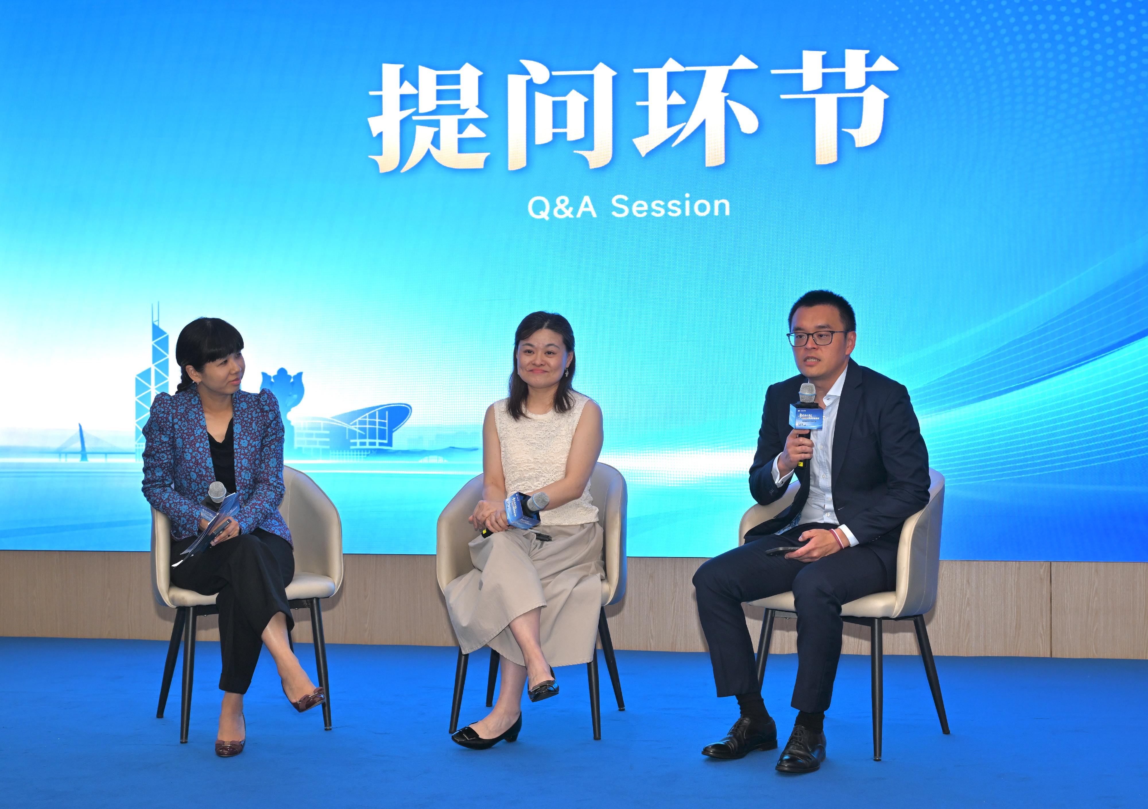 The Deputy Secretary for Justice, Dr Cheung Kwok-kwan, today (July 14) led a legal sector delegation to attend the first upgraded exchange and matching activity co-organised the Department of Justice, the CPC Nanshan District Committee and the Nanshan District People's Government of Shenzhen. Photo shows the delegation answering questions from representatives of Mainland enterprises.