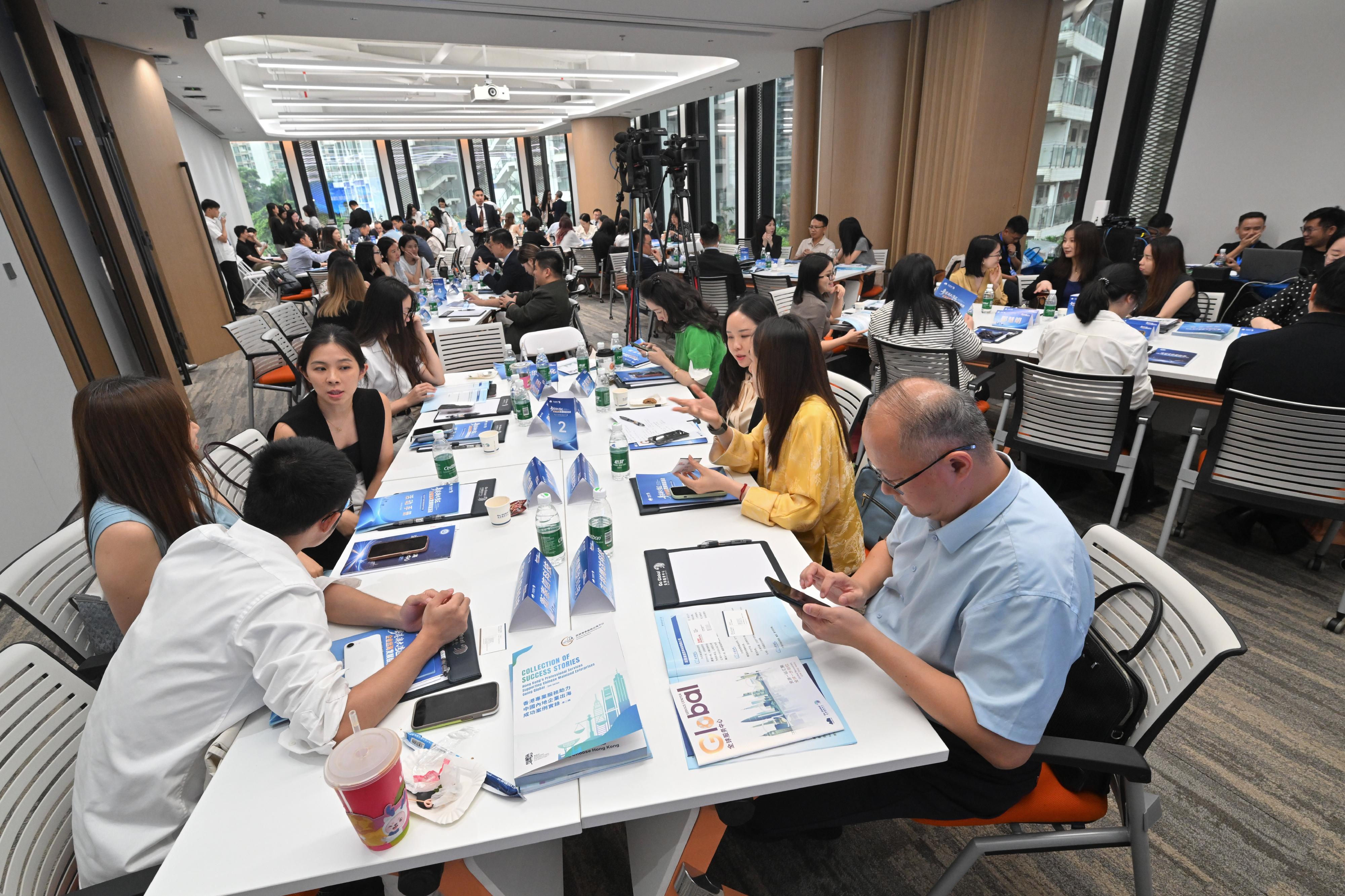 The Deputy Secretary for Justice, Dr Cheung Kwok-kwan, today (July 14) led a legal sector delegation to attend the first upgraded exchange and matching activity co-organised by the Department of Justice, the CPC Nanshan District Committee and the Nanshan District People's Government of Shenzhen. Photo shows delegation members engaging in in-depth discussions with representatives from Mainland enterprises.