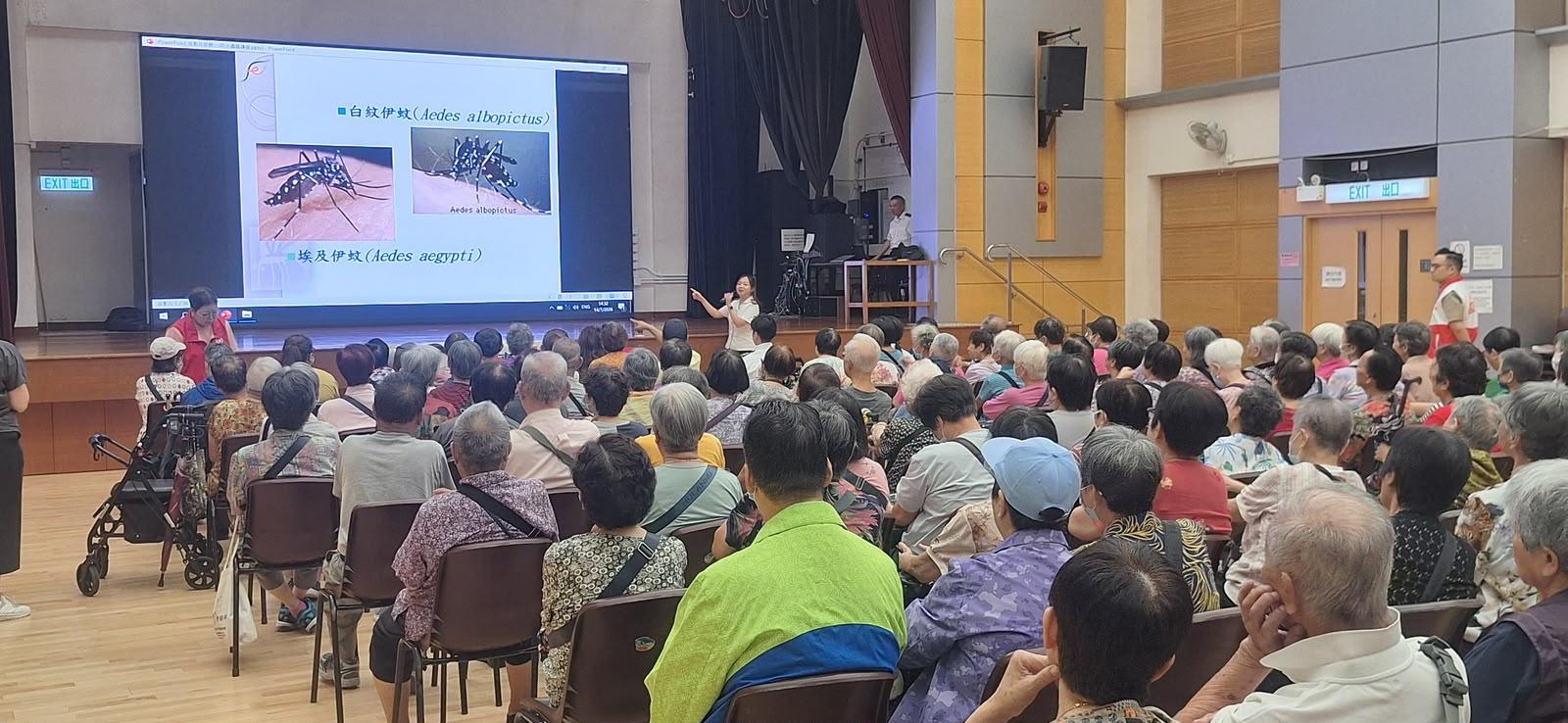 The Food and Environmental Hygiene Department (FEHD) today (July 14) released the second batch of gravidtrap indexes and density indexes for Aedes albopictus in July, covering 12 survey areas. Photo shows an FEHD staff giving a talk at a community hall in Lai King, Kwai Tsing District, to raise public awareness of mosquito prevention and control.