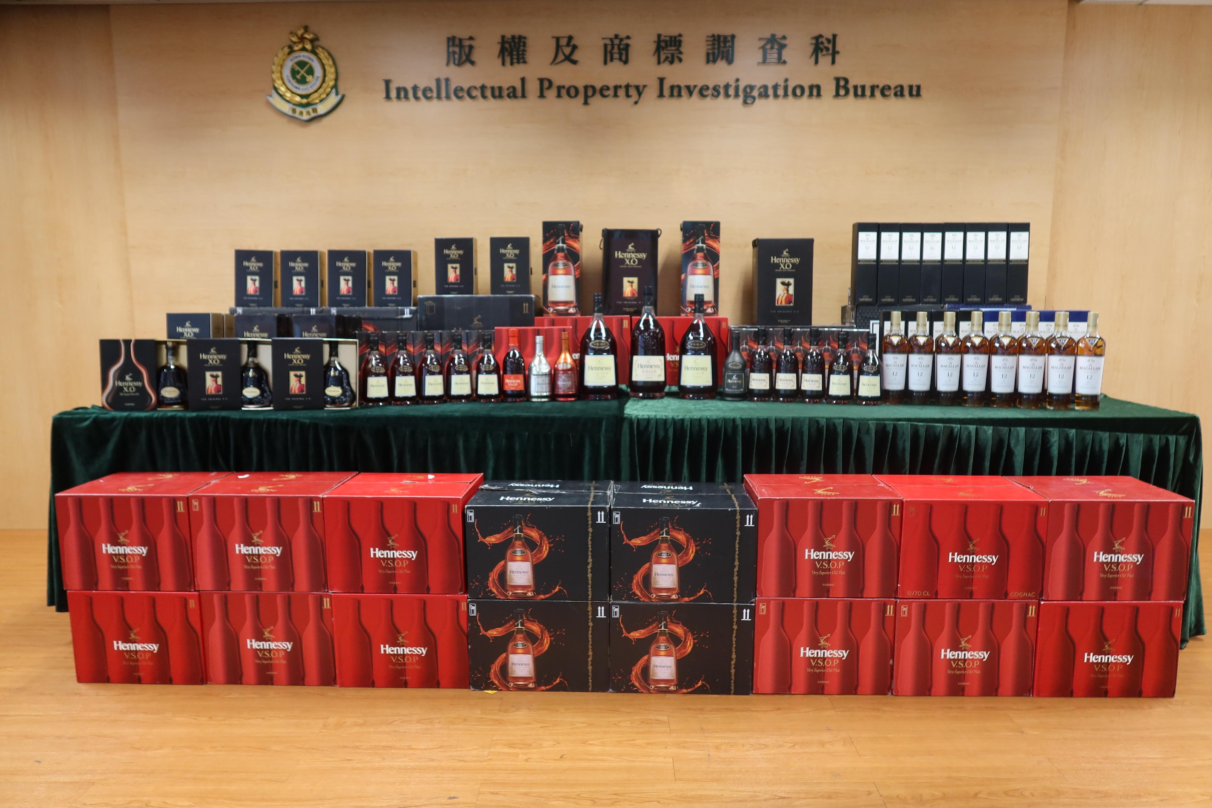 香港海關於六月在全港各區採取特別執法行動,打擊售賣冒牌烈酒,檢獲七百二十支懷疑冒牌烈酒,共約五百七十五公升,估計市值約八十八萬元。圖示部分檢獲的懷疑冒牌烈酒。